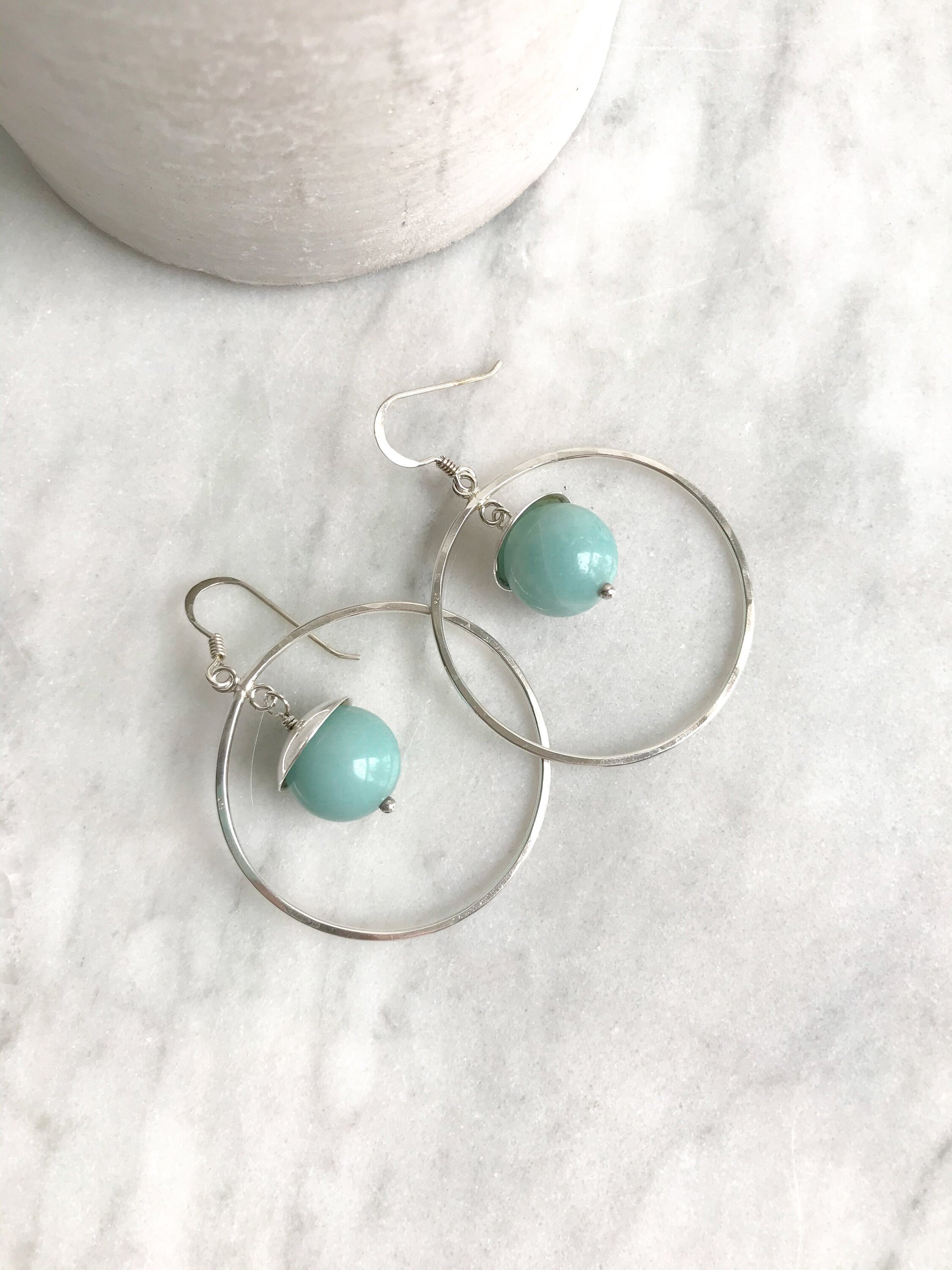 Boucles d'oreilles créoles en argent et pierre aigue-marine - Créoles bohèmes en argent martelé avec pierre précieuse amazonite