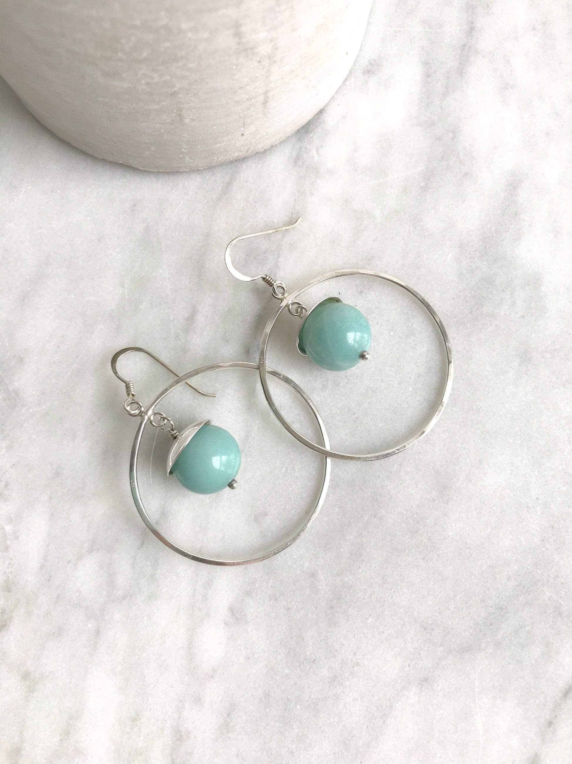 Boucles d'oreilles créoles en argent, boucles d'oreilles en argent martelé, boucles d'oreilles en marbre blanc, cadeau pour femme, boucles d'oreilles créoles bohèmes, cadeau pour amie