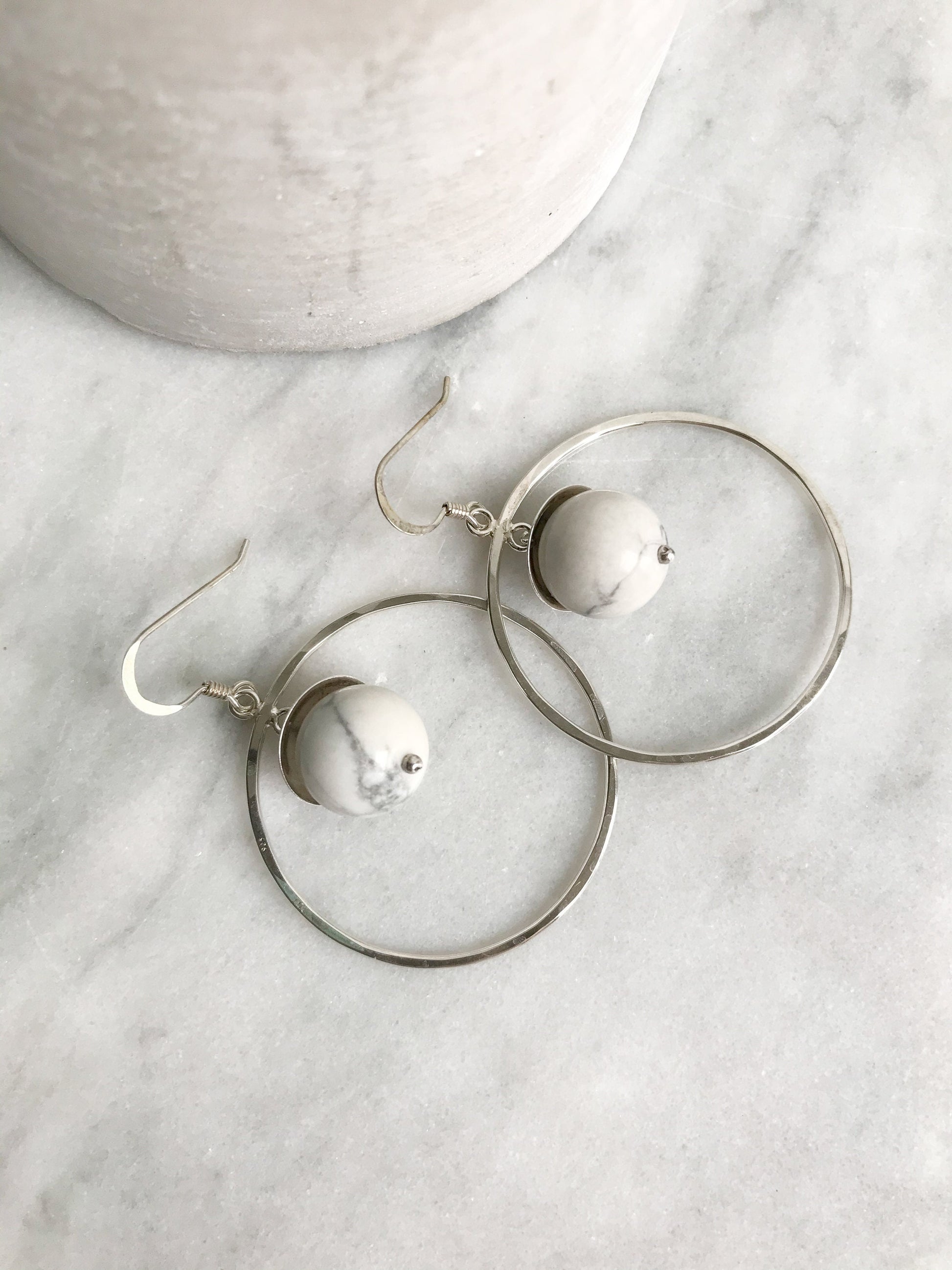 Boucles d'oreilles créoles en argent, boucles d'oreilles en argent martelé, boucles d'oreilles en marbre blanc, cadeau pour femme, boucles d'oreilles créoles bohèmes, cadeau pour amie
