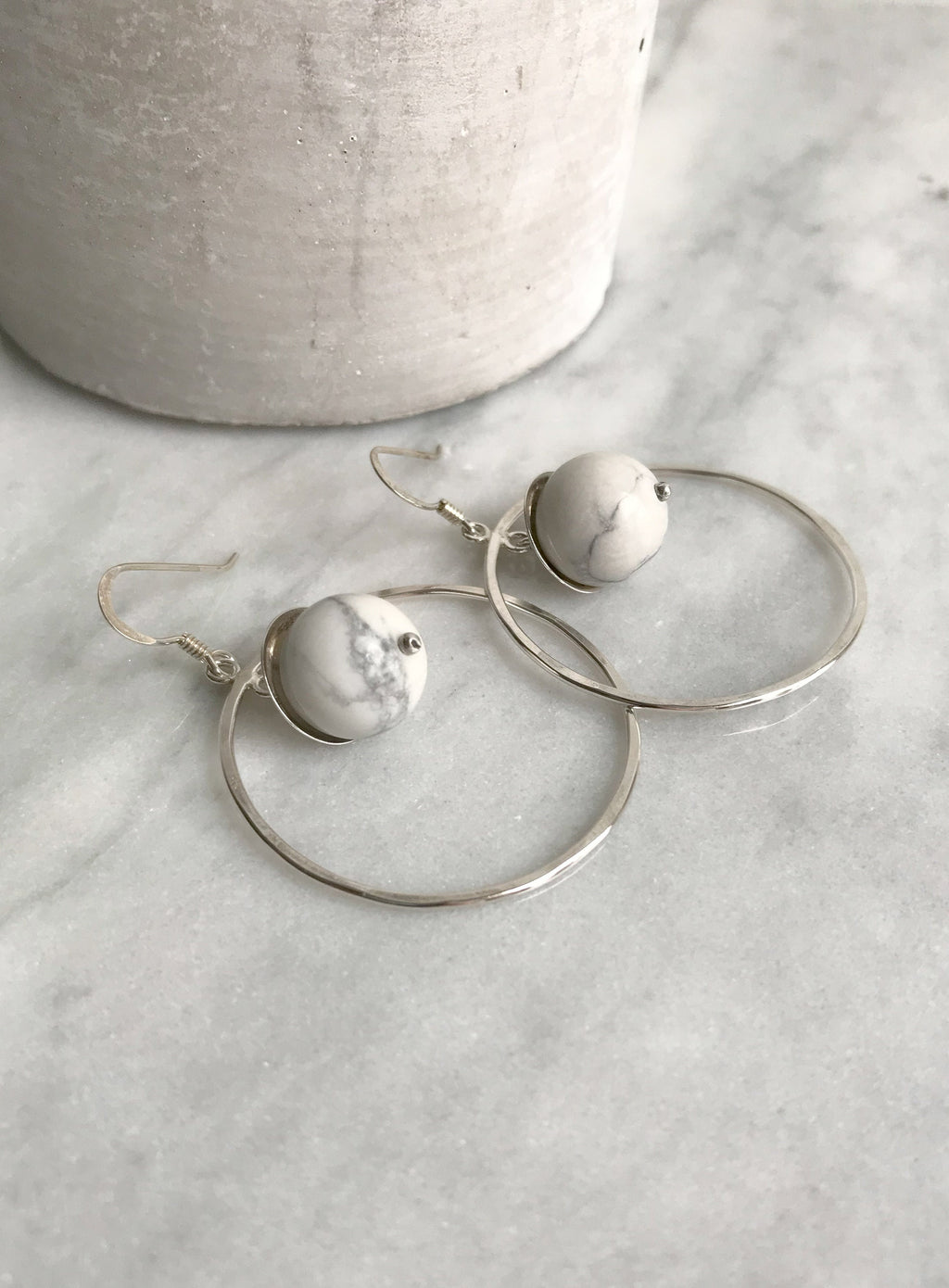 Boucles d'oreilles créoles en argent, boucles d'oreilles en argent martelé, boucles d'oreilles en marbre blanc, cadeau pour femme, boucles d'oreilles créoles bohèmes, cadeau pour amie