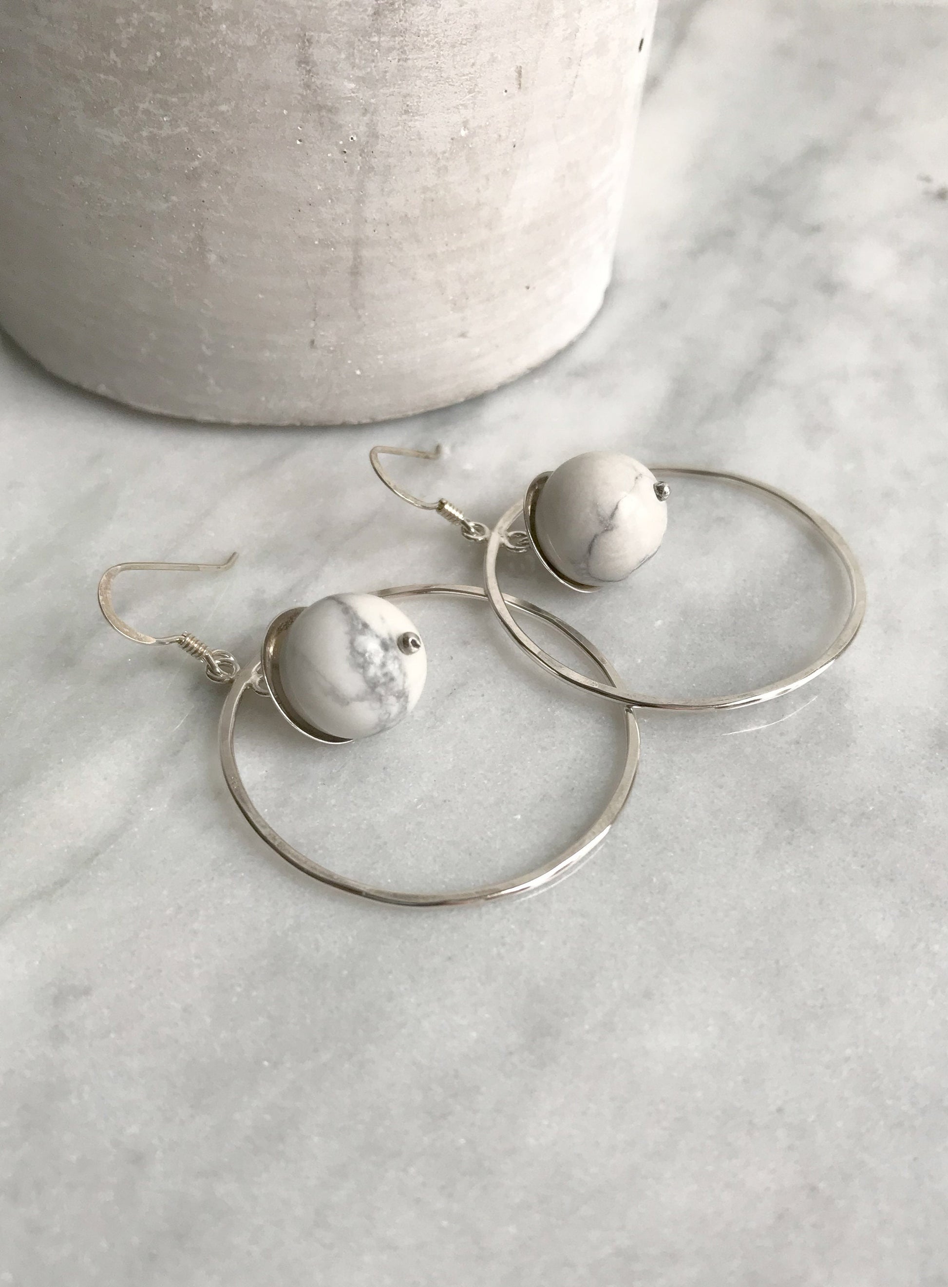 Boucles d'oreilles créoles en argent, boucles d'oreilles en argent martelé, boucles d'oreilles en marbre blanc, cadeau pour femme, boucles d'oreilles créoles bohèmes, cadeau pour amie
