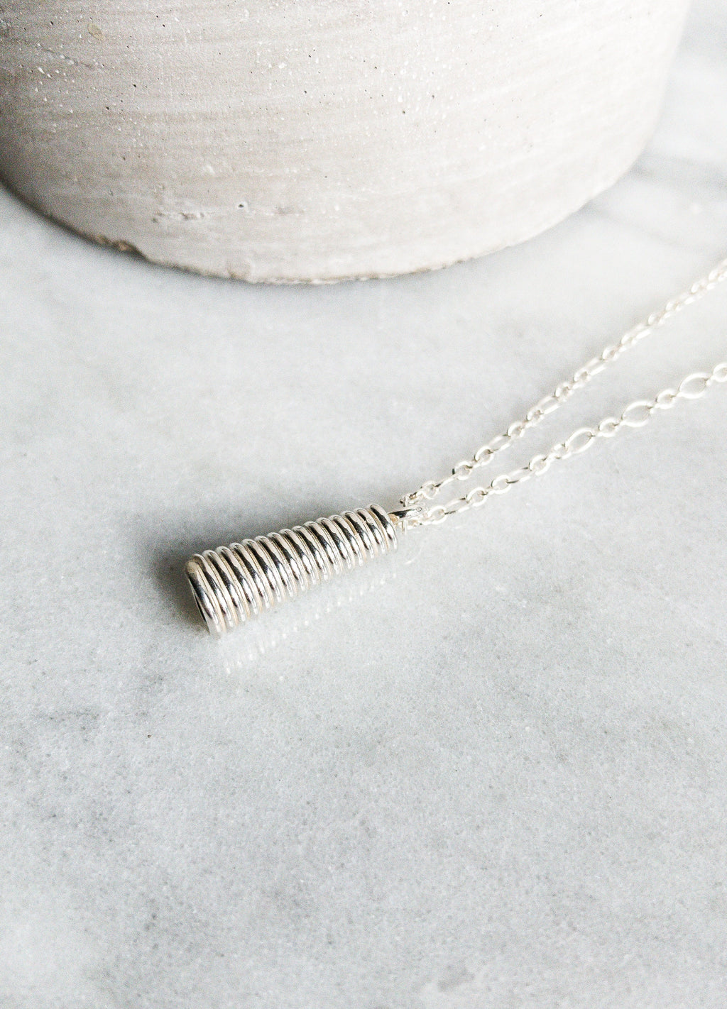 Collier pendentif cloche en argent, collier à superposer, cadeau pour elle, collier en argent écologique, cadeau pour petite-fille