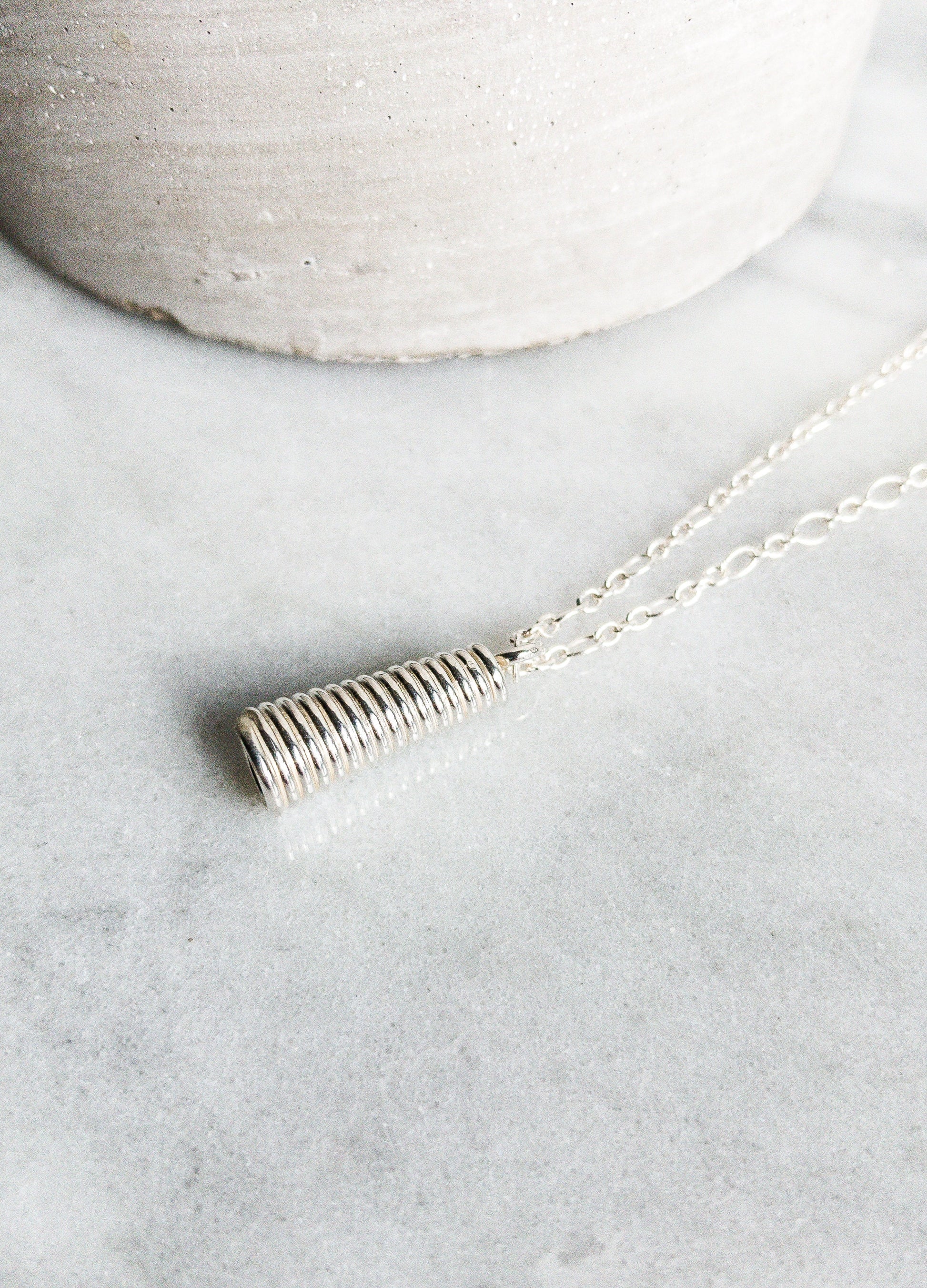 Collier pendentif cloche en argent, collier à superposer, cadeau pour elle, collier en argent écologique, cadeau pour petite-fille