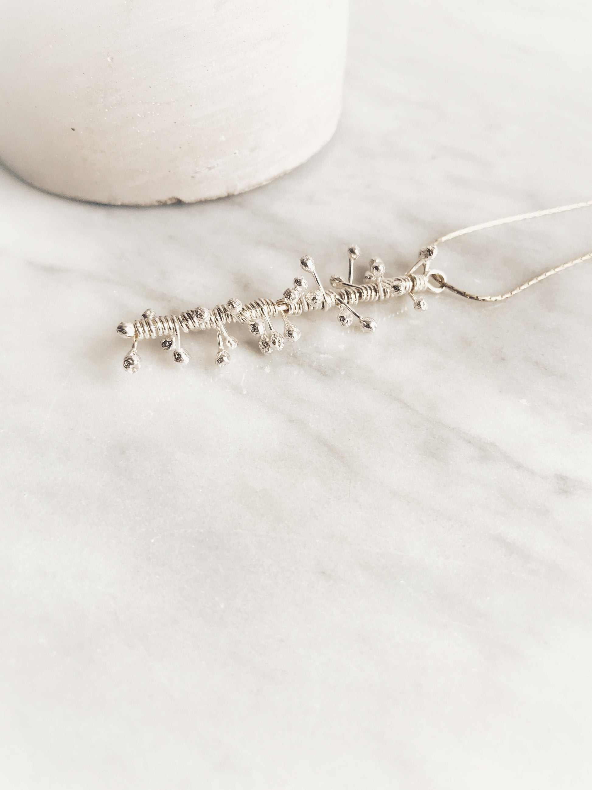 Collier avec pendentif en argent hérissé, bijou moderne et audacieux, pendentif en argent recyclé, cadeau pour elle