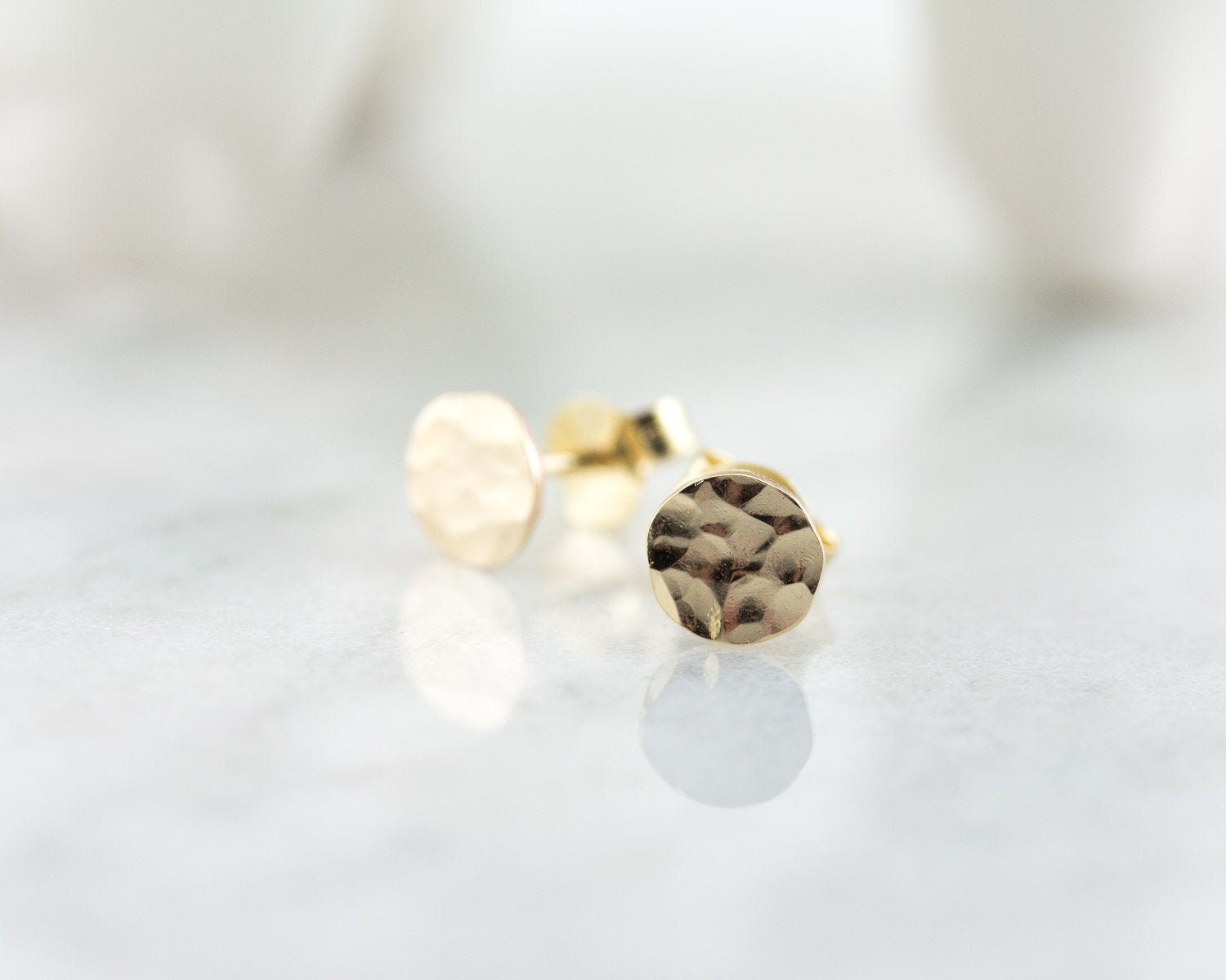 Clous d'oreilles délicats en or martelé - Boucles d'oreilles minimalistes chics pour elle