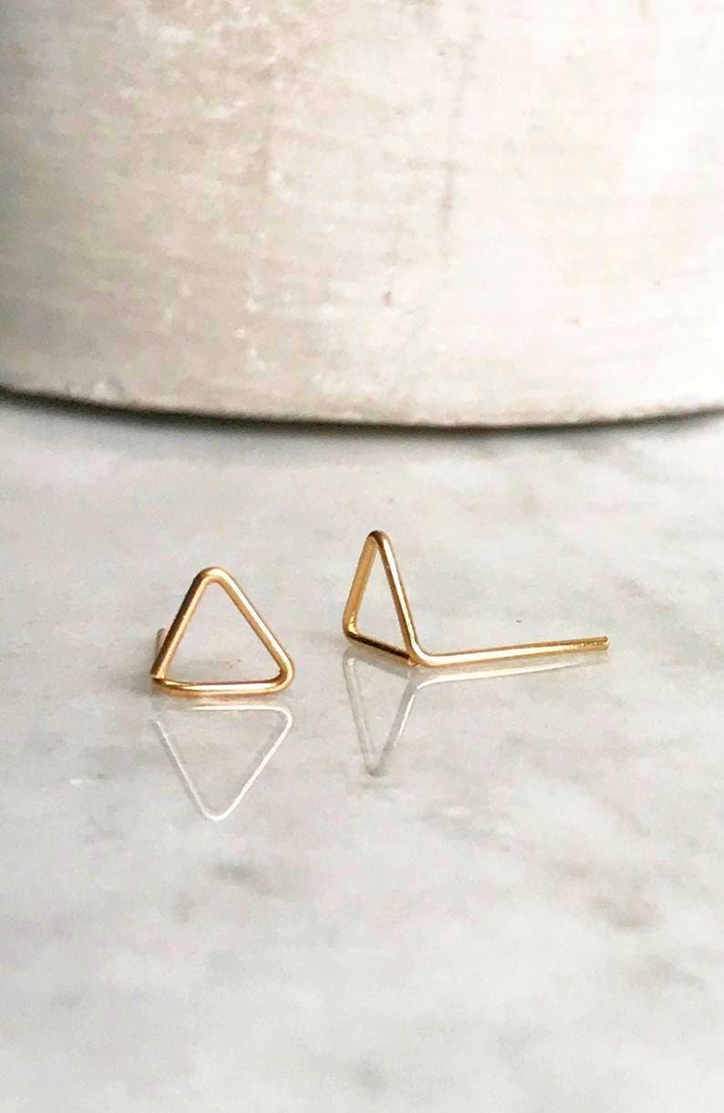 Boucles d'oreilles triangles en or, clous en or rempli 14 carats, petites boucles d'oreilles en or, petits cadeaux pour femmes, boucles d'oreilles en forme, minuscules clous en or