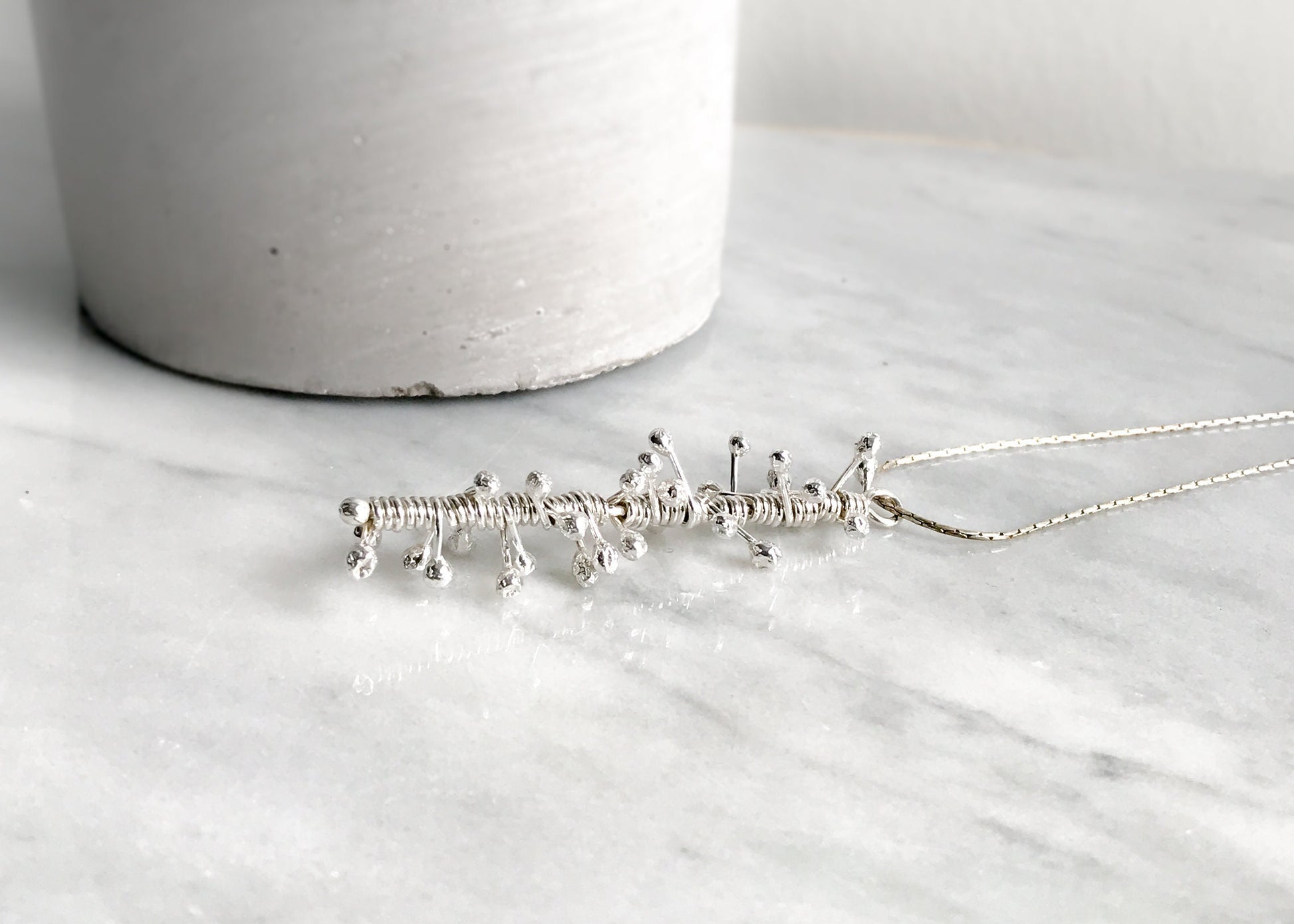 Collier avec pendentif en argent hérissé, bijou moderne et audacieux, pendentif en argent recyclé, cadeau pour elle