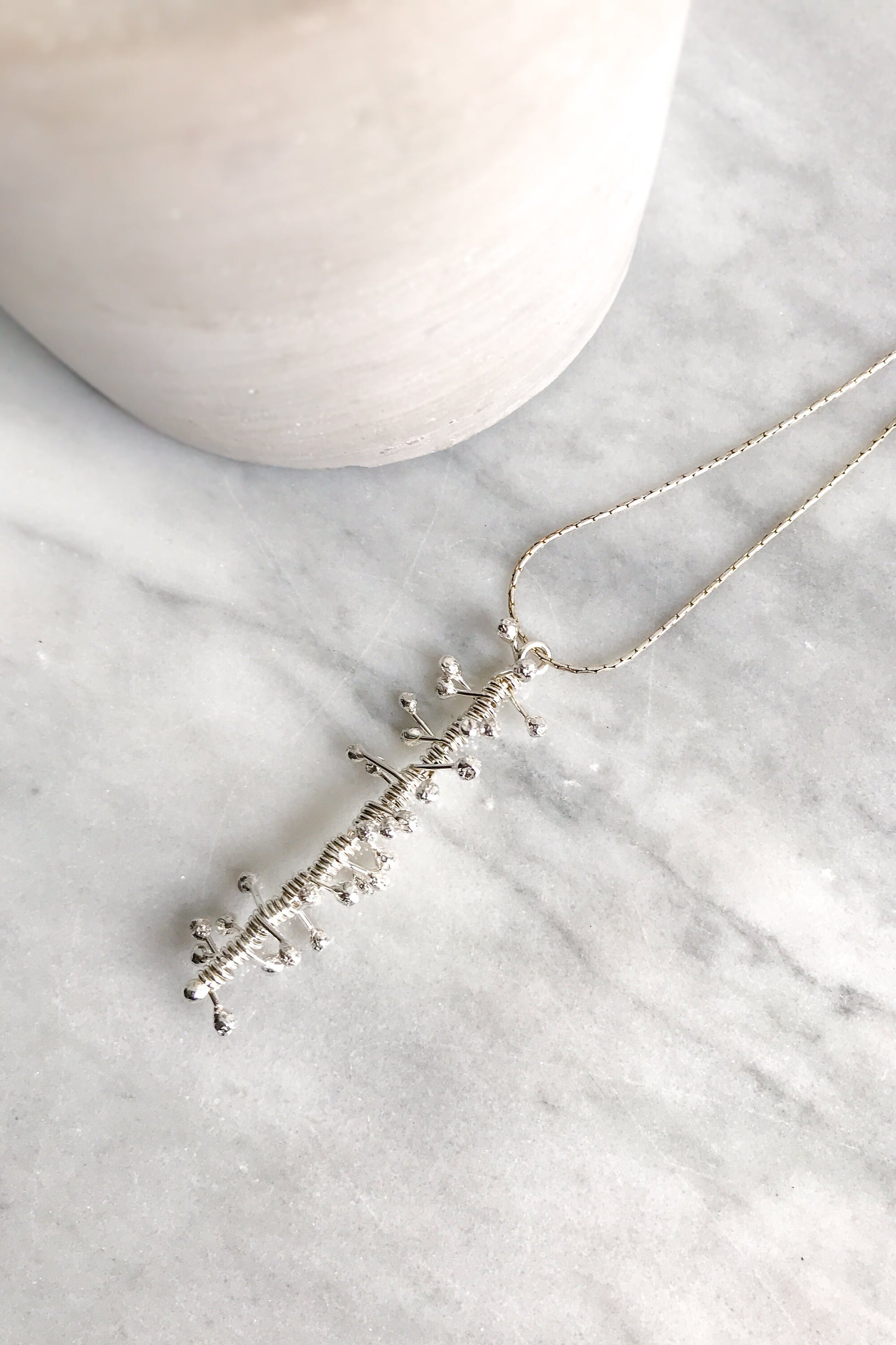 Collier avec pendentif en argent hérissé, bijou moderne et audacieux, pendentif en argent recyclé, cadeau pour elle