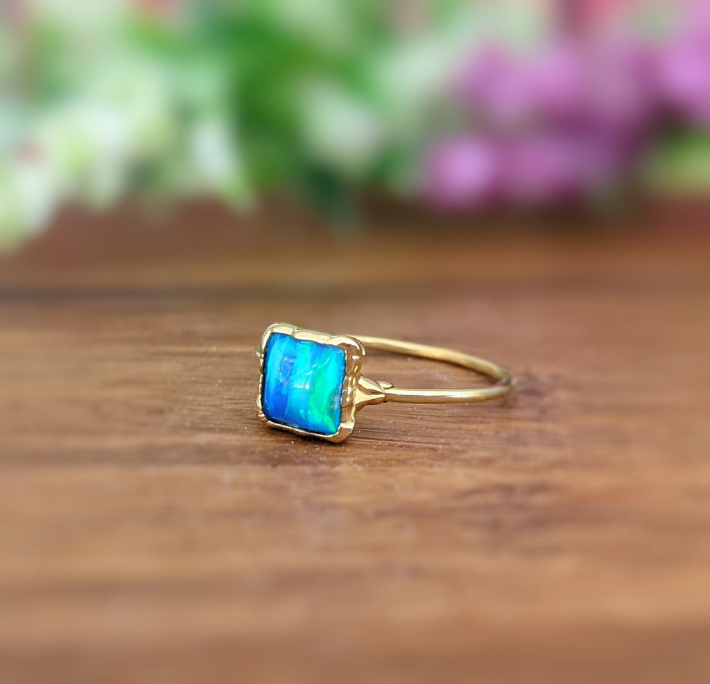 Blue Opal ring in 18k Gold