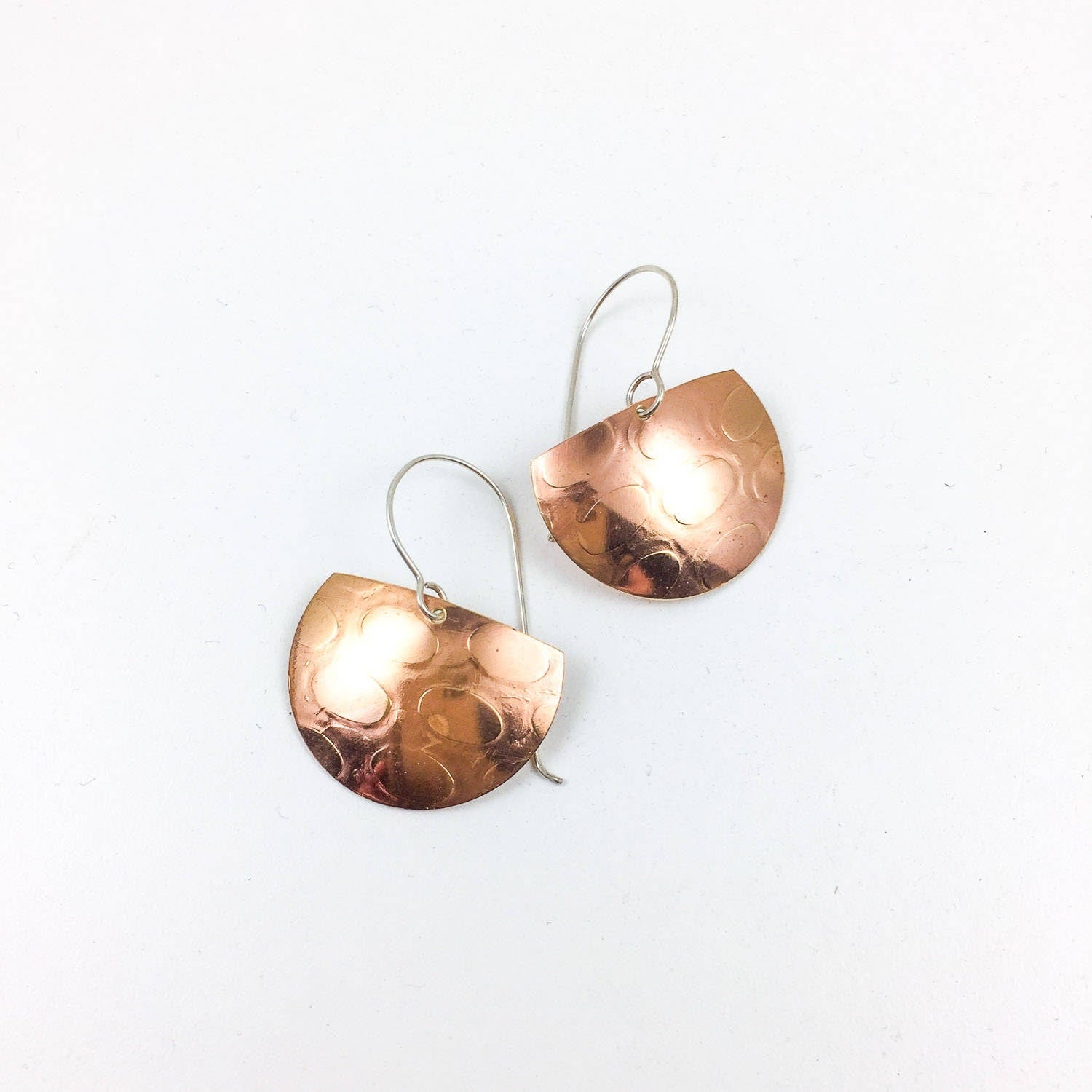 Boucles d'oreilles demi-cercle modernes en laiton : design géométrique élégant, boucles d'oreilles demi-lune, boucles d'oreilles tendance en laiton, boucles d'oreilles minimalistes modernes