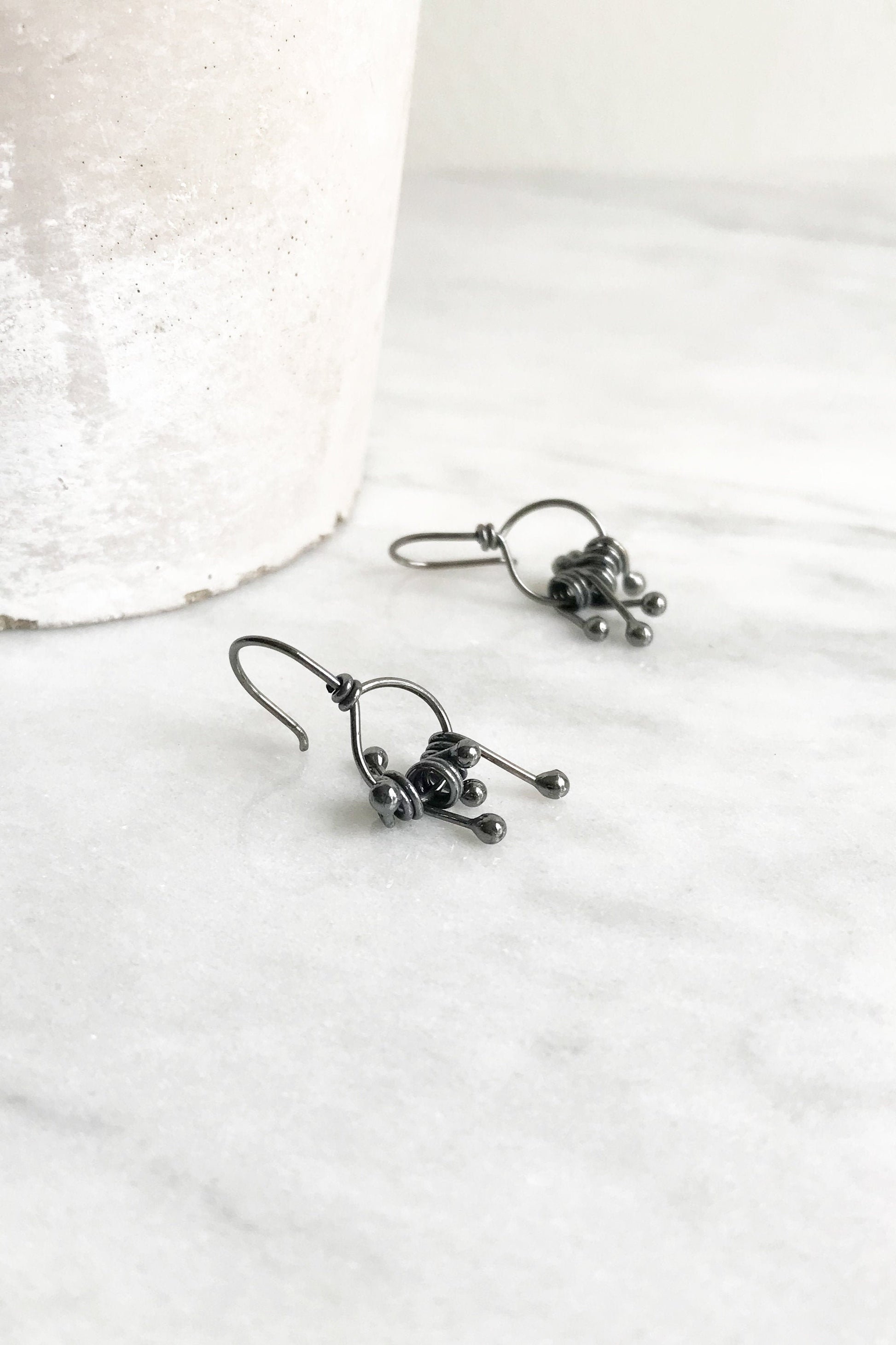 Petites boucles d'oreilles noires • Boucles d'oreilles en argent audacieuses • Cadeau de boucles d'oreilles à franges pour un ami • Boucles d'oreilles en argent uniques • Boucles d'oreilles en argent recyclé