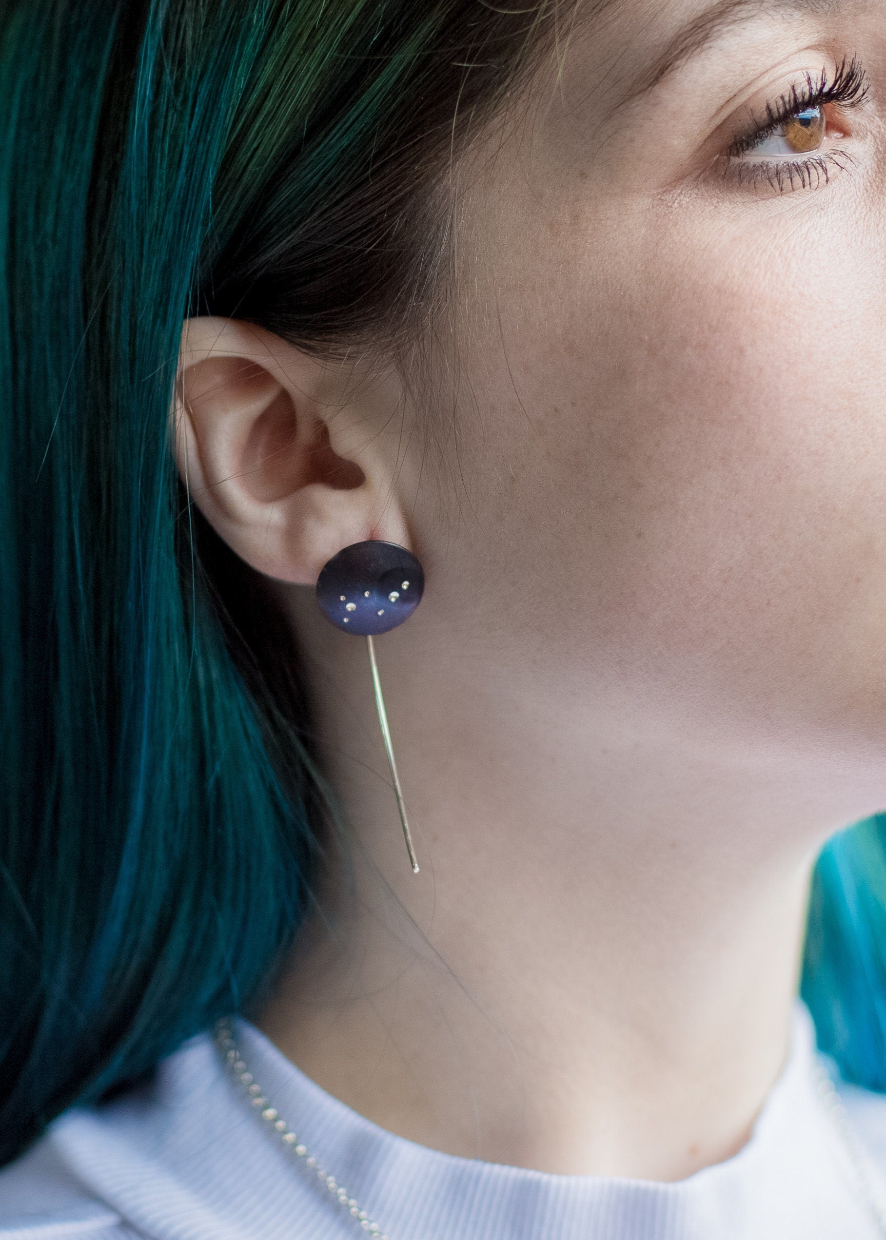 Boucles d'oreilles célestes, boucles d'oreilles en argent noir, bijoux nuit étoilée, bijoux ciel nocturne, boucles d'oreilles noires à enfiler, boucles d'oreilles galaxie en argent écologique