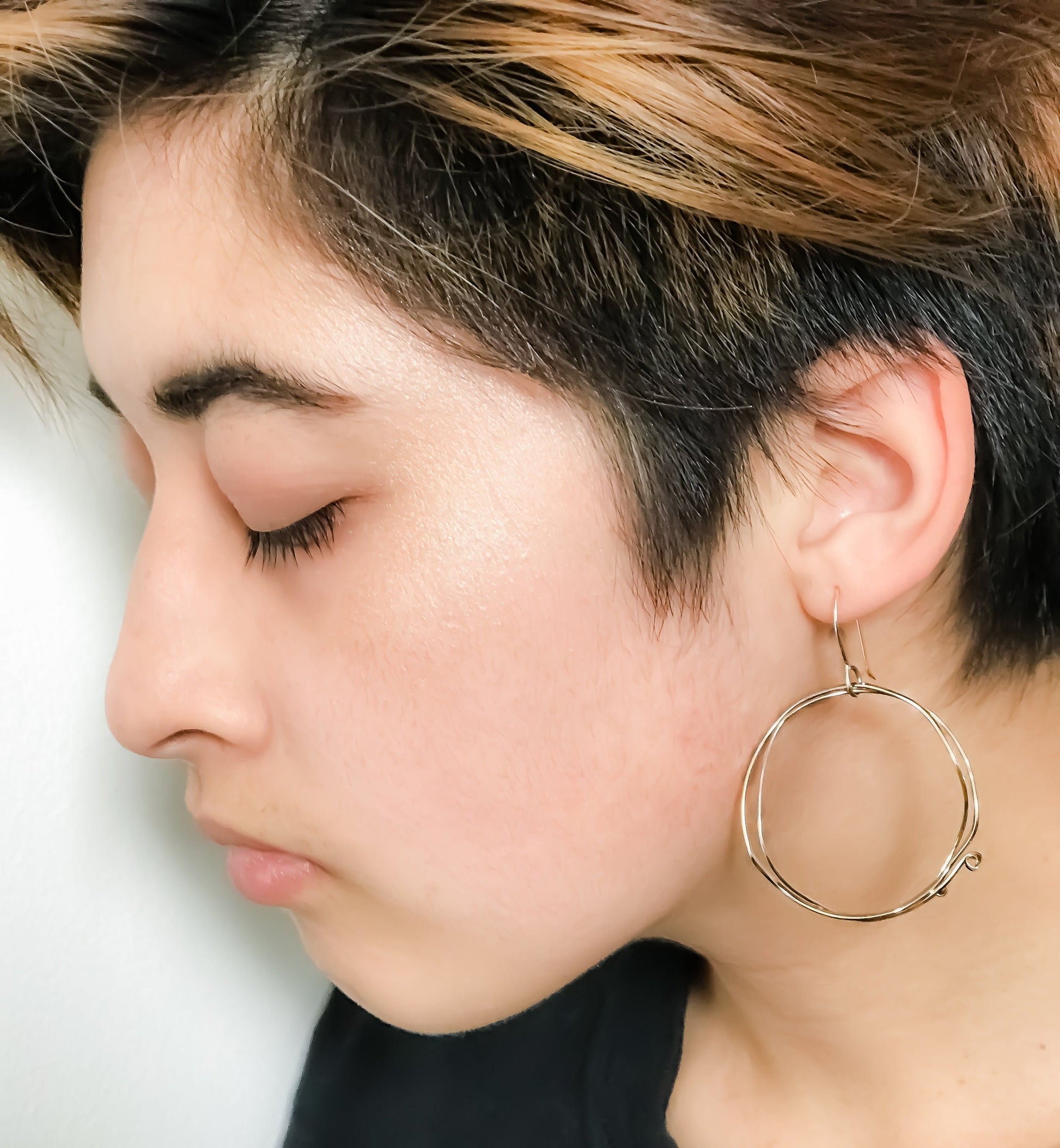 Grandes créoles en or 14 carats, cadeau pour petite amie à moins de 75 $, boucles d'oreilles vagues, créoles en or pour femme