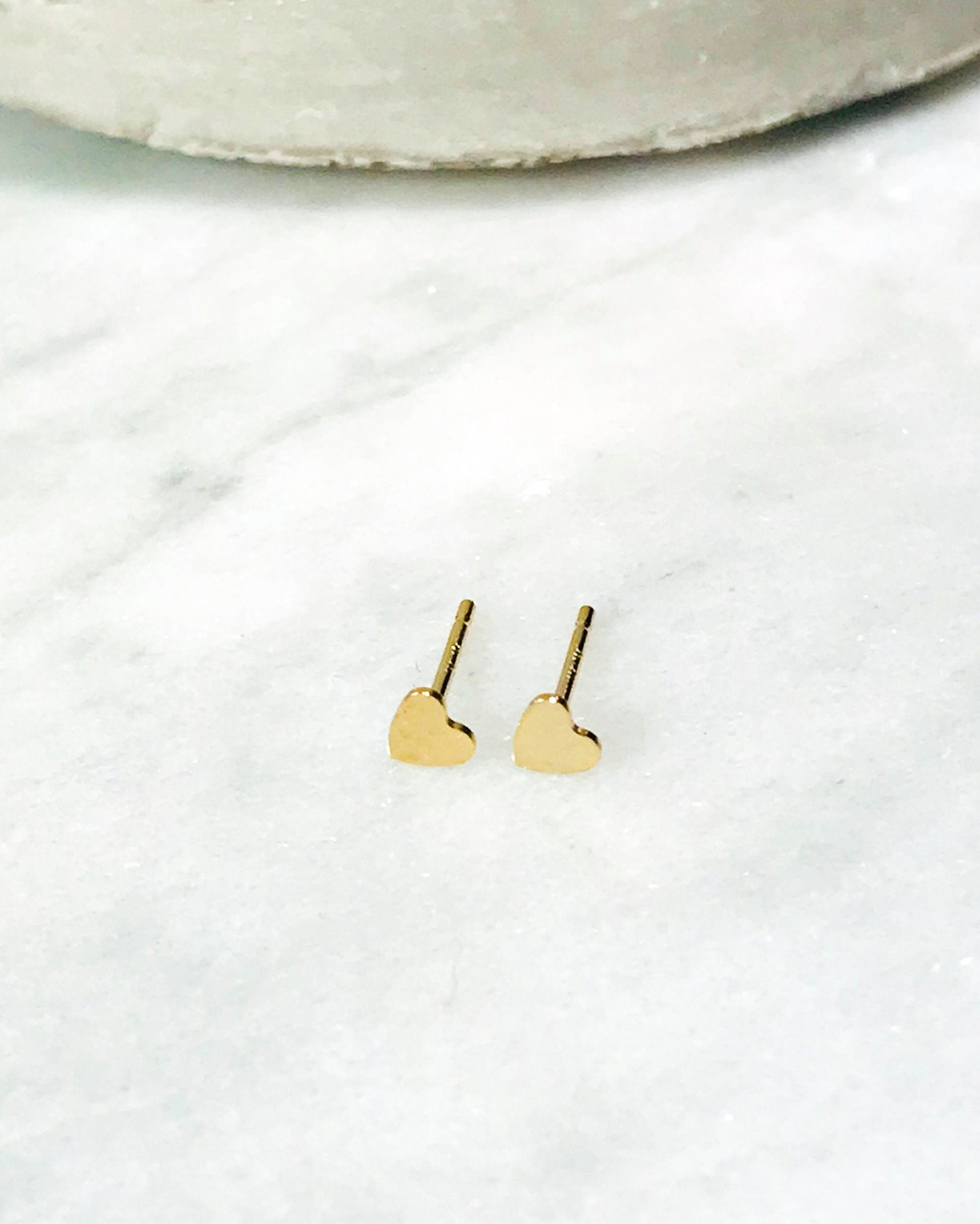 Boucles d'oreilles cœur en or, clous délicats en or, boucles d'oreilles en or rempli 14 carats, mini clous, cadeau en or pour elle, boucles d'oreilles cœur minuscules, cadeau de Saint-Valentin