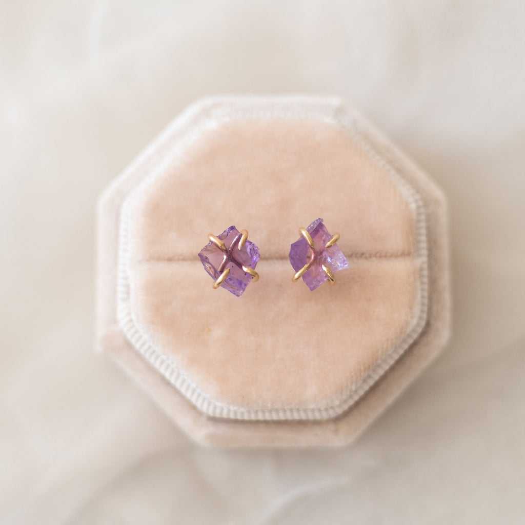 Bijoux en améthyste, boucles d'oreilles en améthyste brute, boucles d'oreilles avec pierre de naissance de février, clous d'oreilles en cristal de guérison, clous d'oreilles en pierres précieuses, cristaux pour Verseau