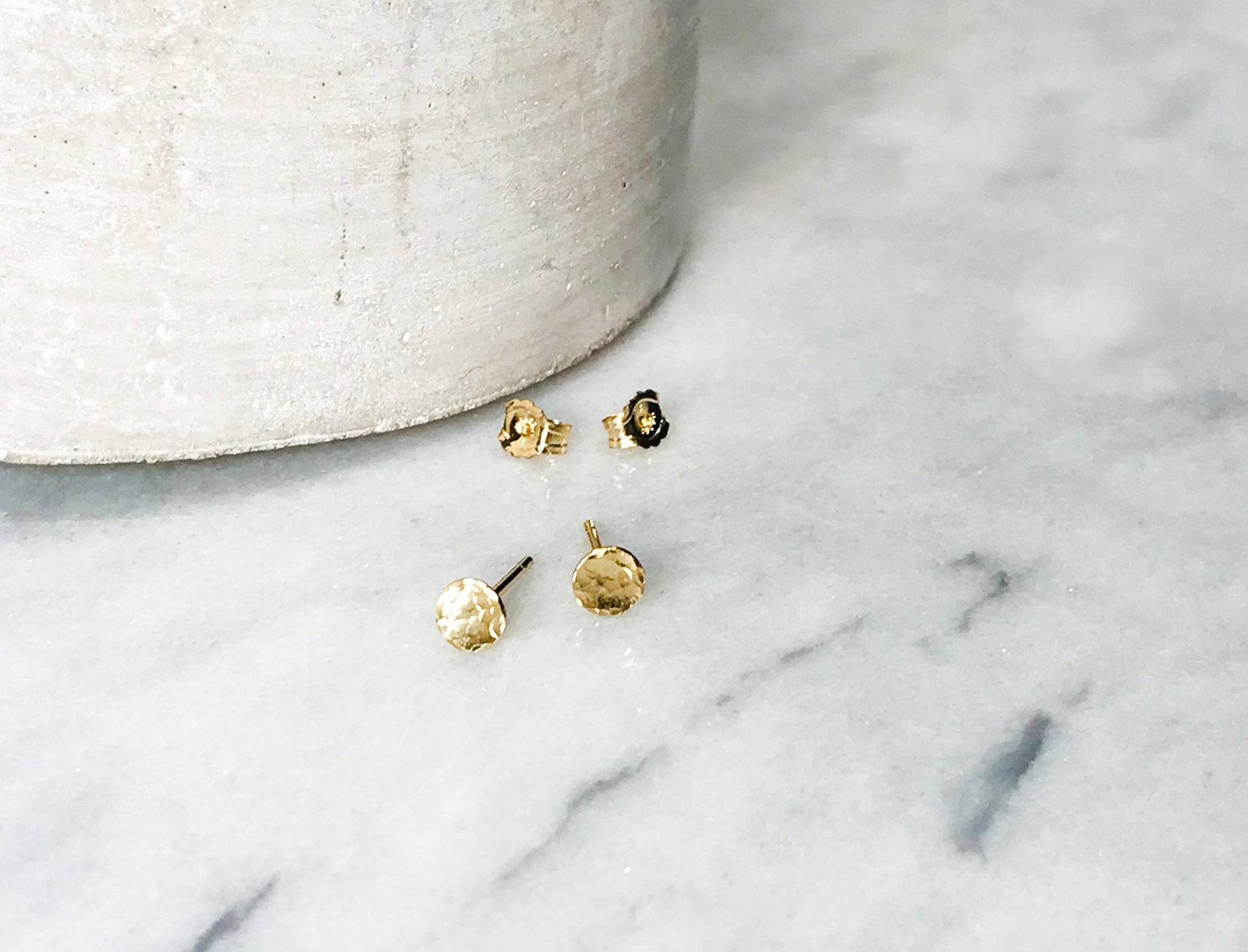 Boucles d'oreilles délicates en or 14 carats - Élégantes boucles d'oreilles minimalistes en forme de cercle