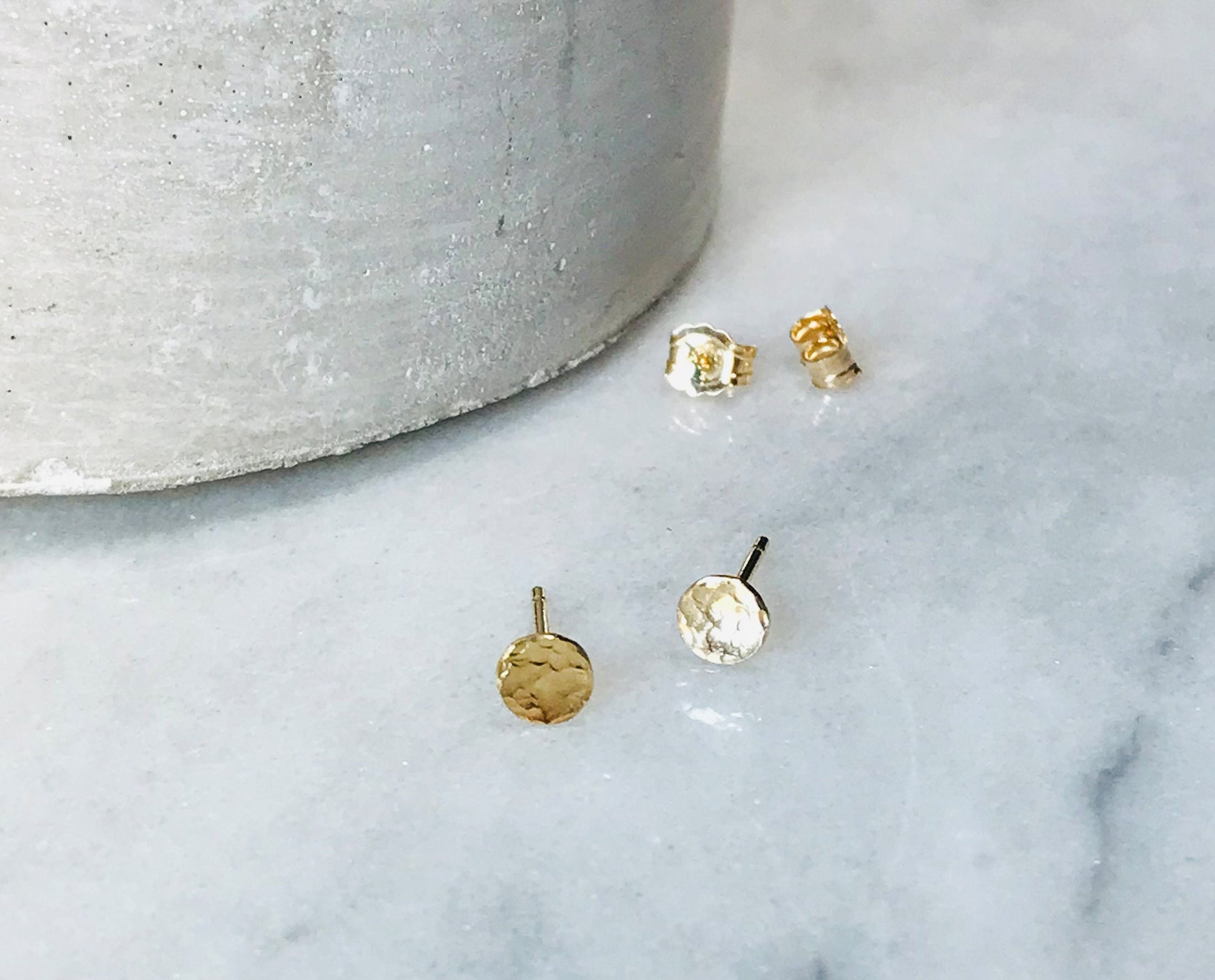 Boucles d'oreilles délicates en or 14 carats - Élégantes boucles d'oreilles minimalistes en forme de cercle
