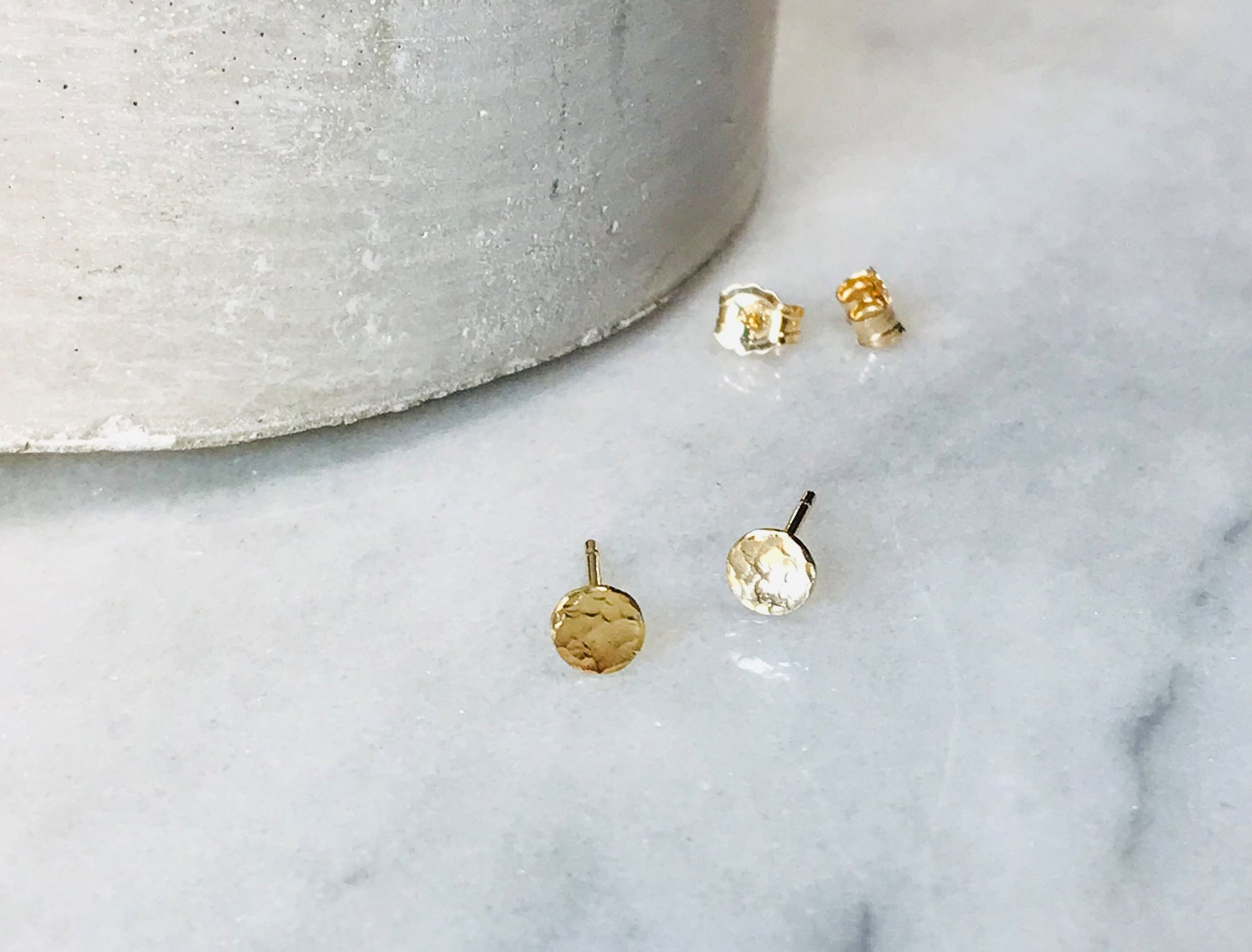 Boucles d'oreilles délicates en or 14 carats - Élégantes boucles d'oreilles minimalistes en forme de cercle