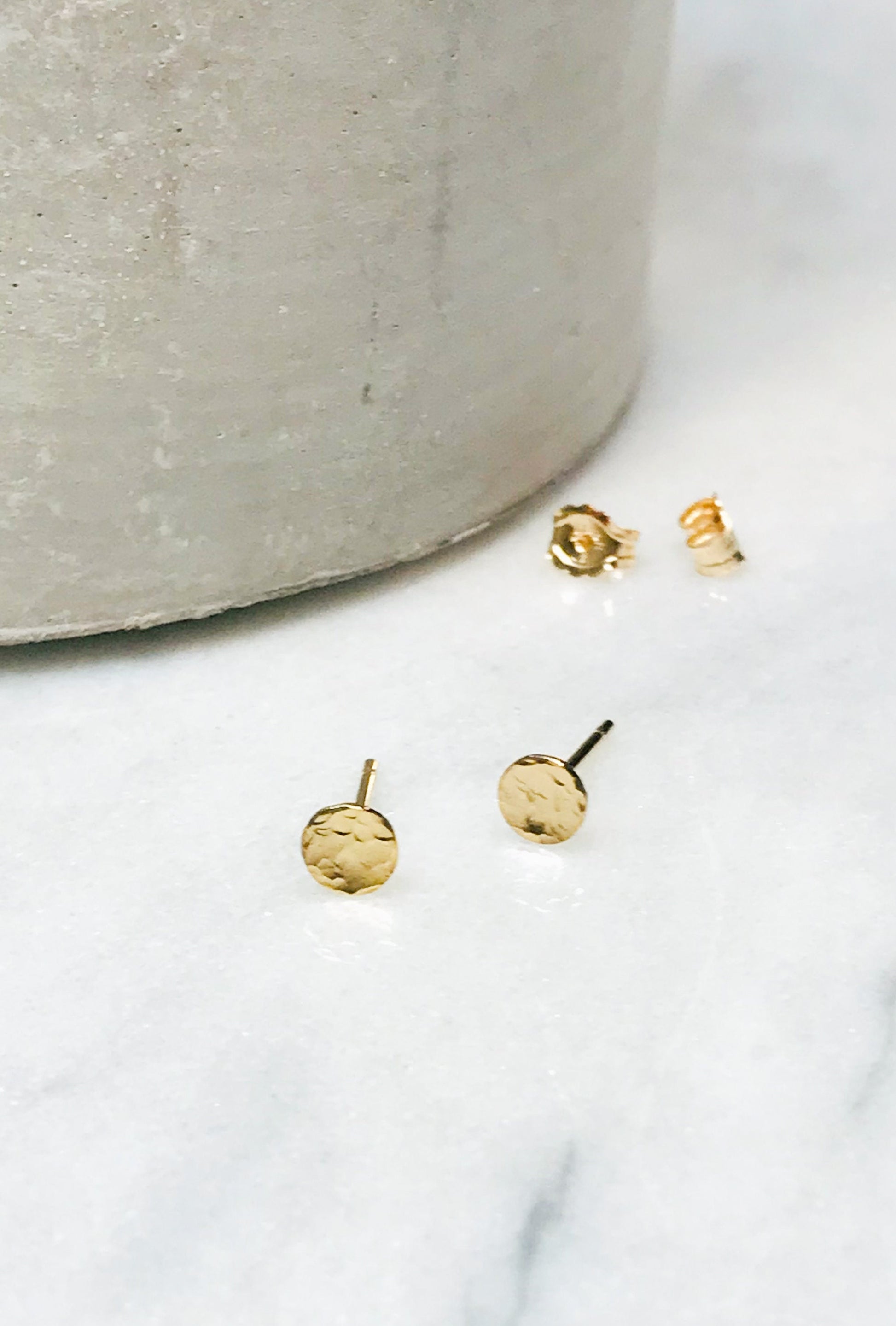 Boucles d'oreilles délicates en or 14 carats - Élégantes boucles d'oreilles minimalistes en forme de cercle