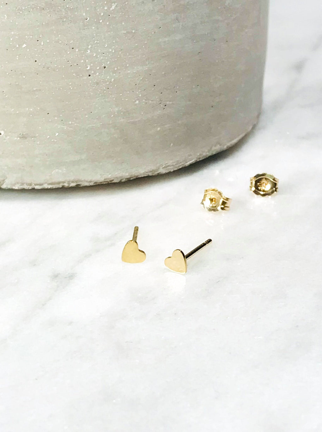 Boucles d'oreilles cœur en or, clous délicats en or, boucles d'oreilles en or rempli 14 carats, mini clous, cadeau en or pour elle, boucles d'oreilles cœur minuscules, cadeau de Saint-Valentin