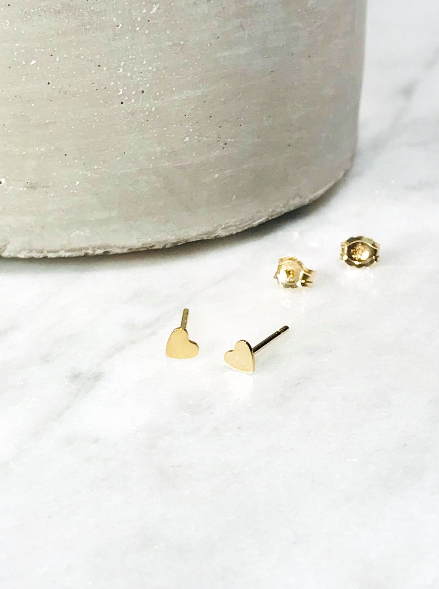 Boucles d'oreilles cœur en or, clous délicats en or, boucles d'oreilles en or rempli 14 carats, mini clous, cadeau en or pour elle, boucles d'oreilles cœur minuscules, cadeau de Saint-Valentin