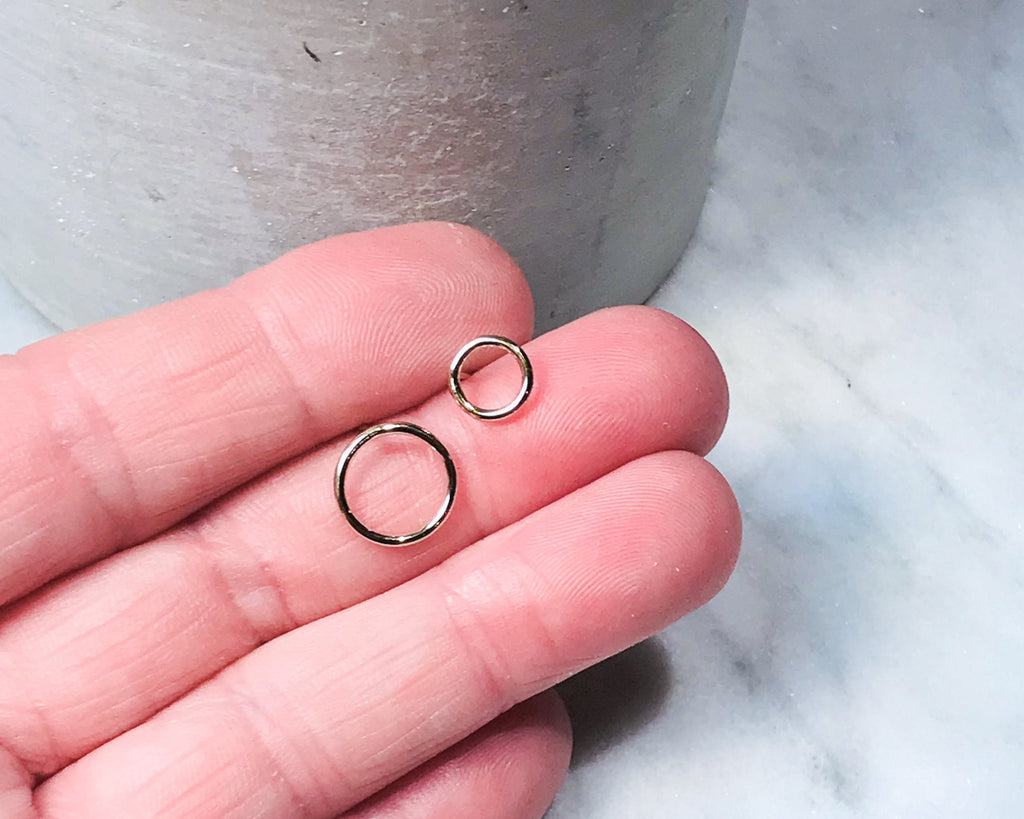 Clous d'oreilles en or martelé, boucles d'oreilles en or rempli 14 carats, clous d'oreilles ronds en or, petits clous d'oreilles en or, cadeau en or pour elle