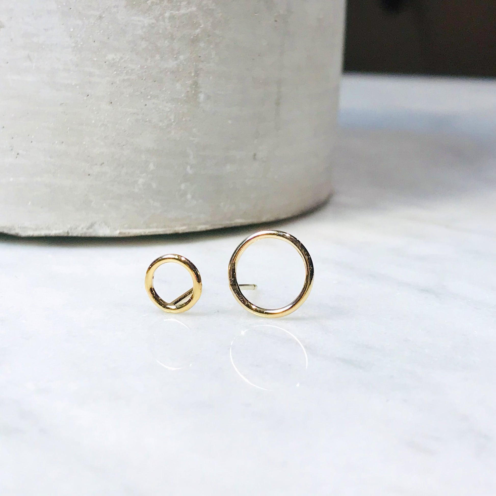 Clous d'oreilles en or martelé, boucles d'oreilles en or rempli 14 carats, clous d'oreilles ronds en or, petits clous d'oreilles en or, cadeau en or pour elle