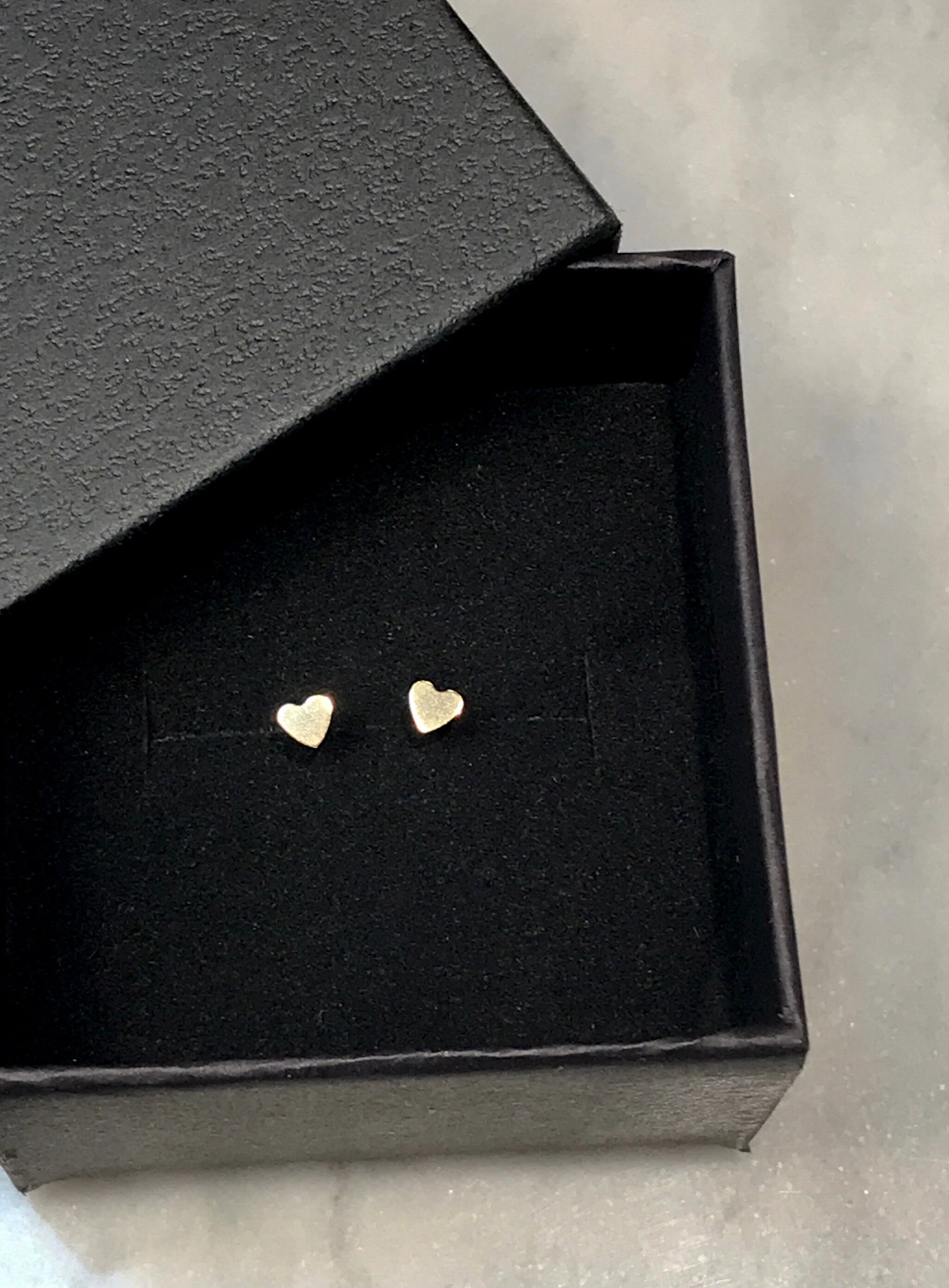 Boucles d'oreilles cœur en or, clous délicats en or, boucles d'oreilles en or rempli 14 carats, mini clous, cadeau en or pour elle, boucles d'oreilles cœur minuscules, cadeau de Saint-Valentin