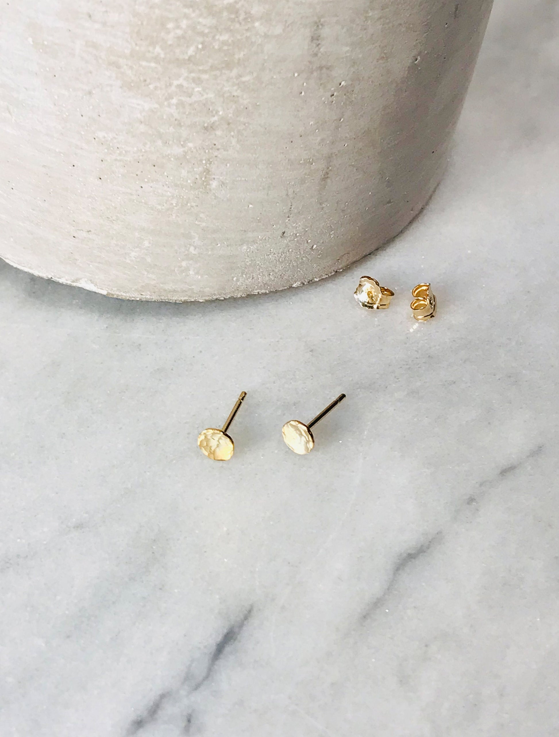 Boucles d'oreilles délicates en or 14 carats - Élégantes boucles d'oreilles minimalistes en forme de cercle