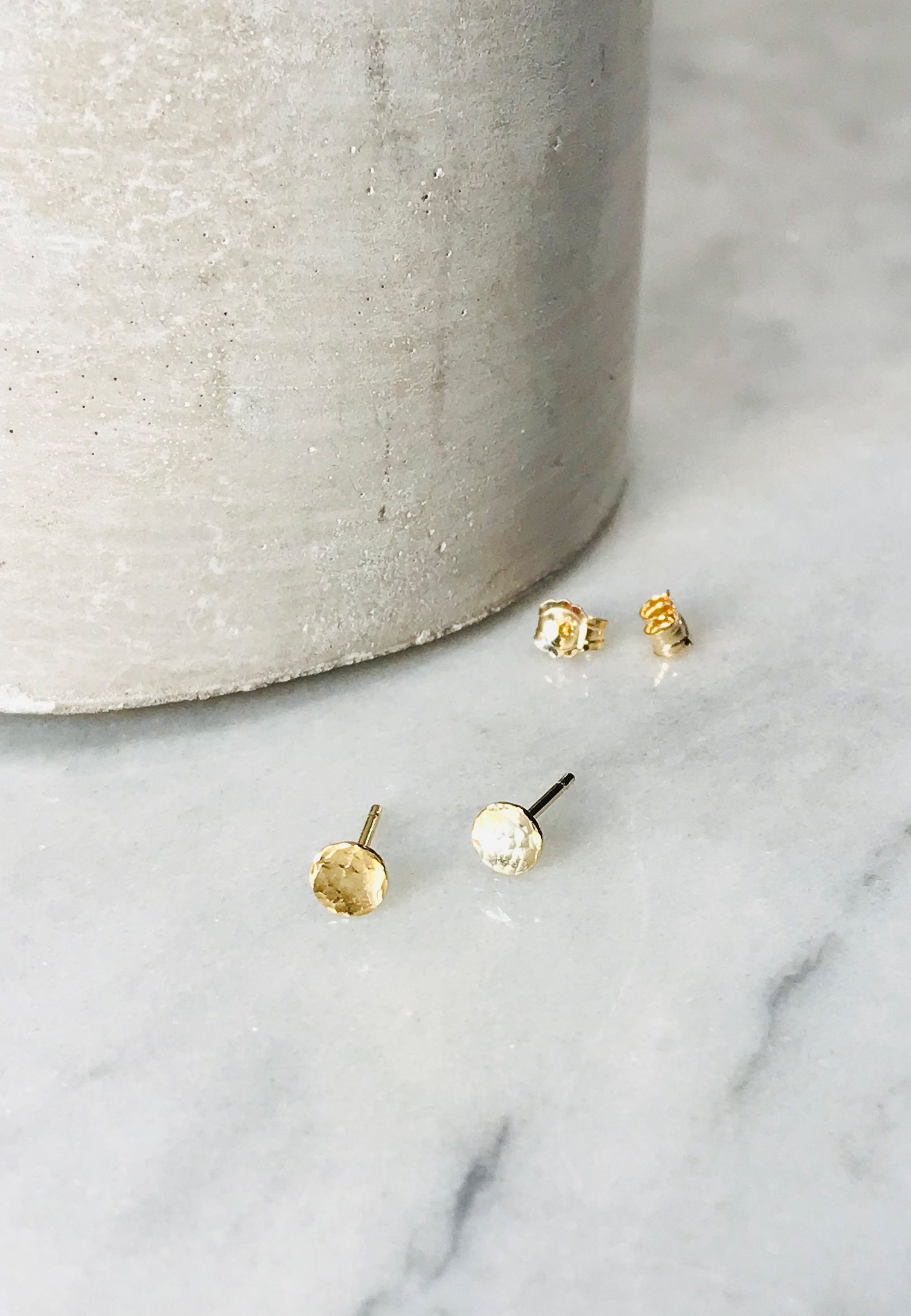 Boucles d'oreilles délicates en or 14 carats - Élégantes boucles d'oreilles minimalistes en forme de cercle