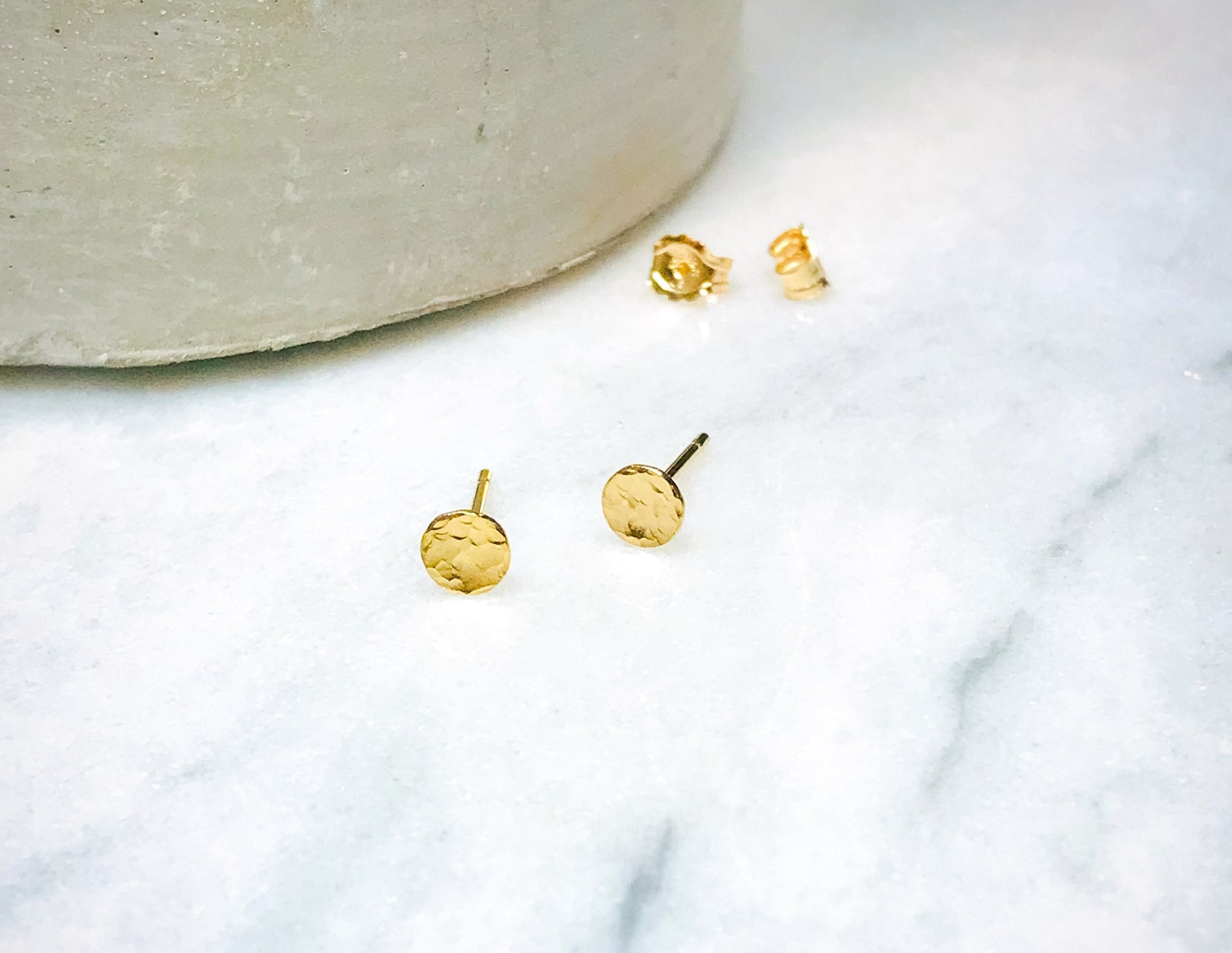 Boucles d'oreilles délicates en or 14 carats - Élégantes boucles d'oreilles minimalistes en forme de cercle