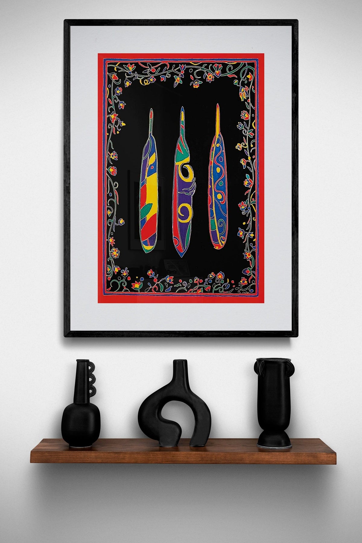 Three Feathers par Dawn Oman, gravure d'art autochtone, Premières Nations, Métis, culture Chipewyan/Galloise, décor autochtone d'Amérique, œuvre encadrée