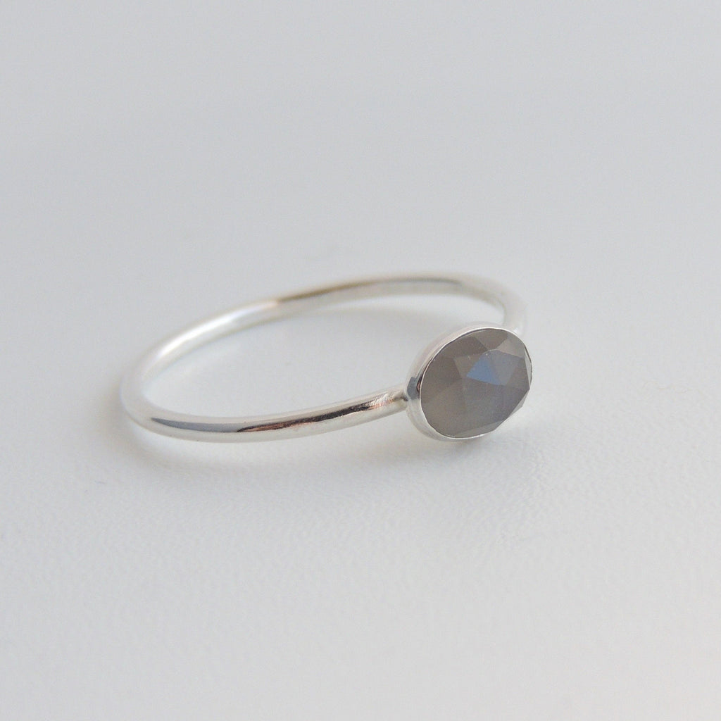 Bague ovale en pierre de lune grise, bague empilable en argent sterling
