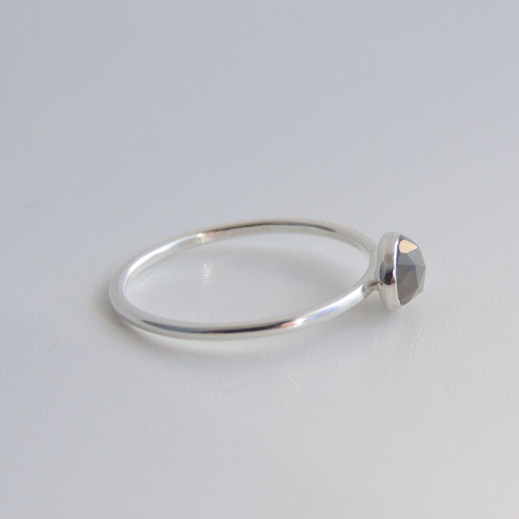 Bague ovale en pierre de lune grise, bague empilable en argent sterling