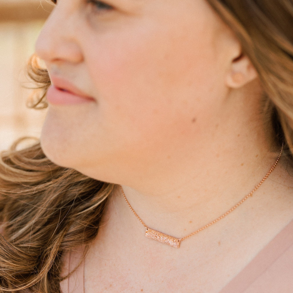Collier en diamant brut, collier en diamant Herkimer, collier en barre de diamant, bijou minimaliste, ras de cou de mariée, collier avec pierre de naissance d'avril, Luxezen