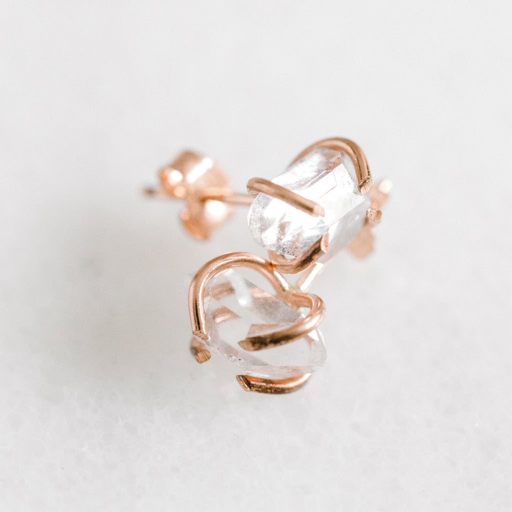 Boucles d'oreilles en diamant brut, boucles d'oreilles en diamant Herkimer, boucles d'oreilles avec pierre de naissance d'avril, clous spirituels, boucles d'oreilles à tige en pierres précieuses, bijoux Bélier, cadeau