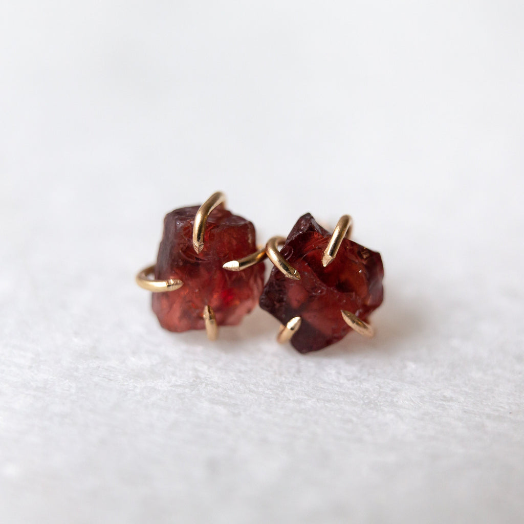 Boucles d'oreilles en grenat brut - Boucles d'oreilles avec pierre de naissance de janvier - Clous en pierre brute - Bijoux en pierres précieuses d'origine éthique