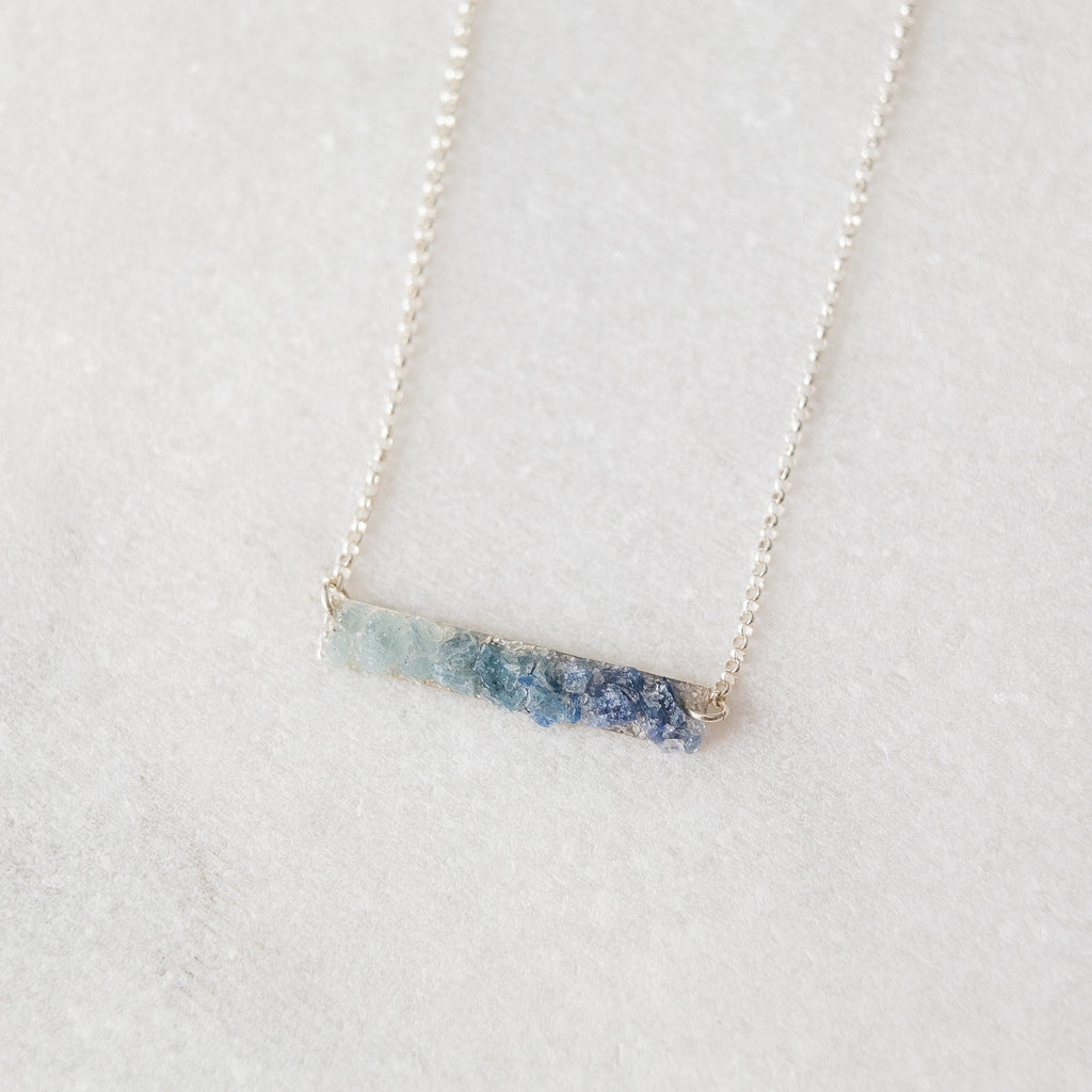 Collier bleu ombré, bijoux multi-pierres précieuses, collier en aigue-marine, cyanite et saphir, collier en cristal brut,