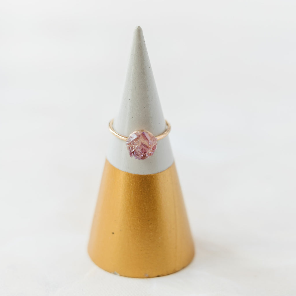 Bague en améthyste brute, bague en cristal brut, bague en améthyste brute, bague de fiançailles non traditionnelle, bague avec pierre de naissance de février, cadeau éthique pour femme