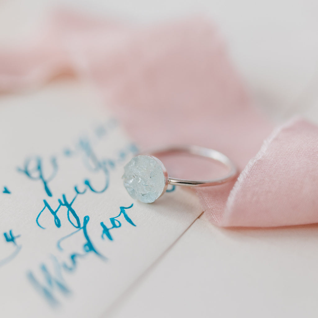 Bague aigue-marine brute, bague avec pierre de naissance de mars, bijoux en pierres précieuses brutes, bague minimaliste, bijoux avec pierre de naissance Poissons, bague en cristal, bague Fairycore