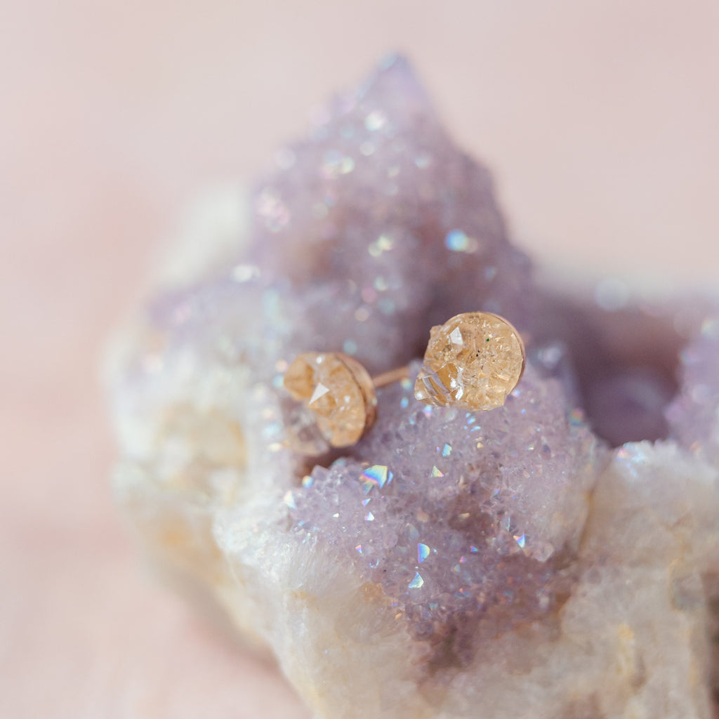 Boucles d'oreilles en diamant brut, boucles d'oreilles en diamant Herkimer brut, cadeau d'anniversaire Bélier, boucles d'oreilles alternatives au diamant, clous délicats en cristal de quartz