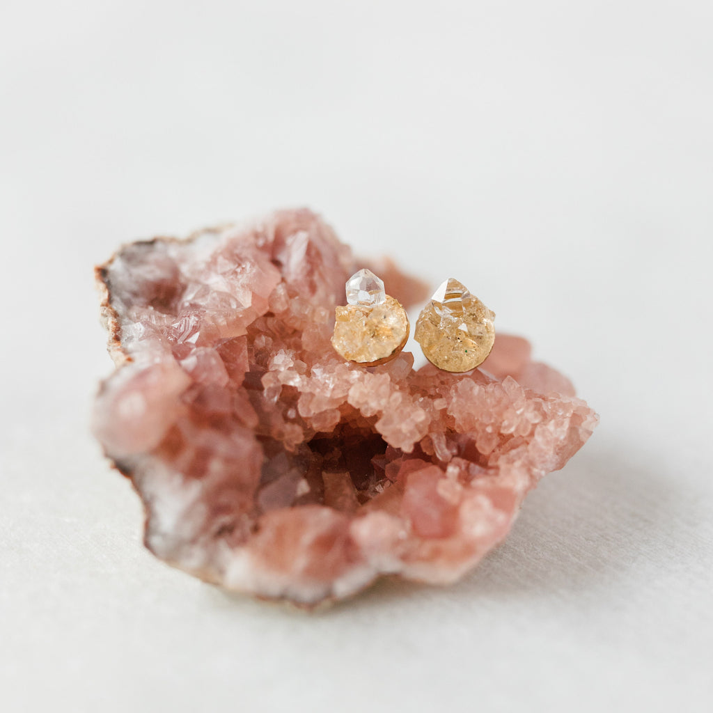 Boucles d'oreilles en diamant brut, boucles d'oreilles en diamant Herkimer brut, cadeau d'anniversaire Bélier, boucles d'oreilles alternatives au diamant, clous délicats en cristal de quartz