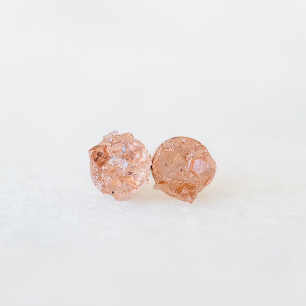 Boucles d'oreilles en diamant brut, boucles d'oreilles en diamant Herkimer brut, cadeau d'anniversaire Bélier, boucles d'oreilles alternatives au diamant, clous délicats en cristal de quartz