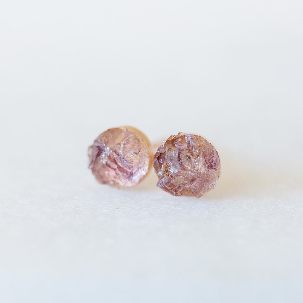 Boucles d'oreilles en améthyste brute, clous d'oreilles en argent sterling, clous en or 14 carats, bijoux avec pierre de naissance de février, boucles d'oreilles de mariage, cadeau de demoiselle d'honneur