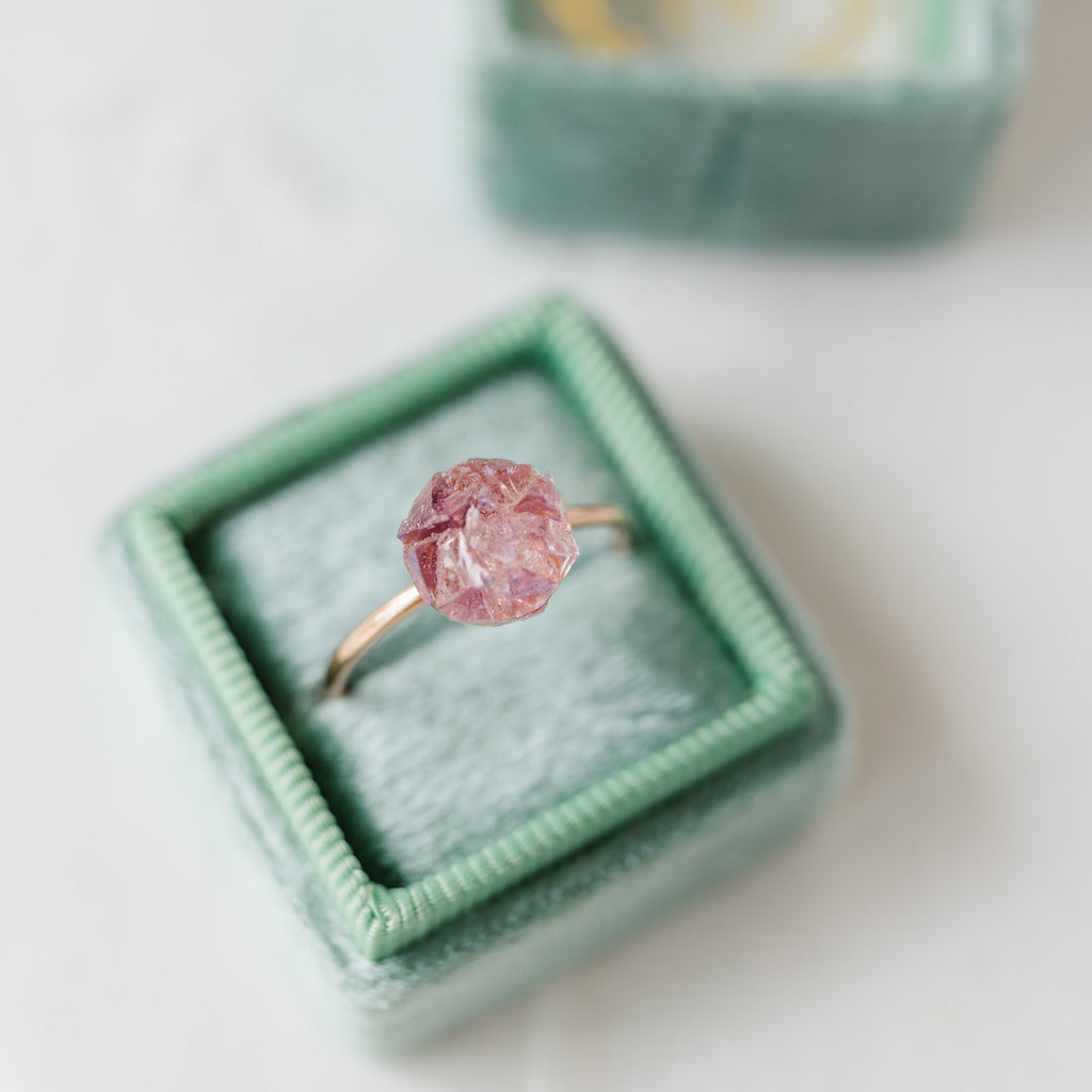 Bague en améthyste brute, bague en cristal brut, bague en améthyste brute, bague de fiançailles non traditionnelle, bague avec pierre de naissance de février, cadeau éthique pour femme