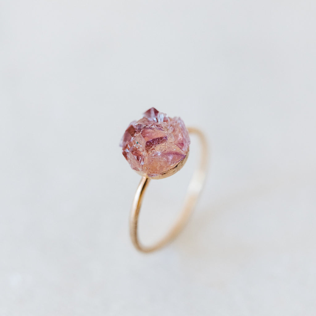 Bague en améthyste brute, bague en cristal brut, bague en améthyste brute, bague de fiançailles non traditionnelle, bague avec pierre de naissance de février, cadeau éthique pour femme