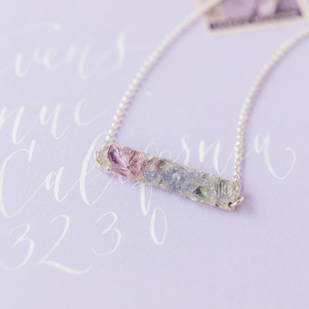 Collier barre ombré - Bijoux en améthyste, saphir et tanzanite - Collier pierre de naissance - Collier en pierres précieuses brutes pour elle