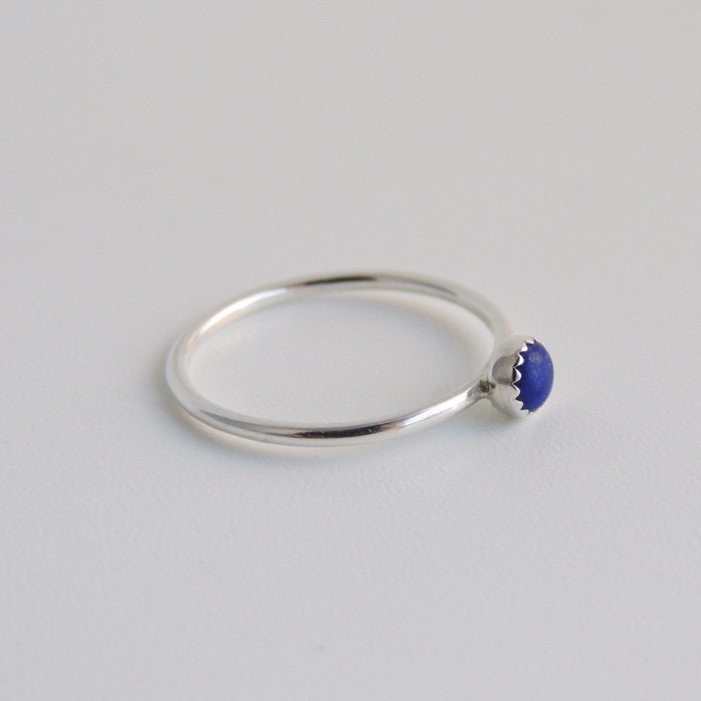 Bague empilable en argent sterling avec lapis-lazuli bleu et pierre sertie d'une lunette dentelée