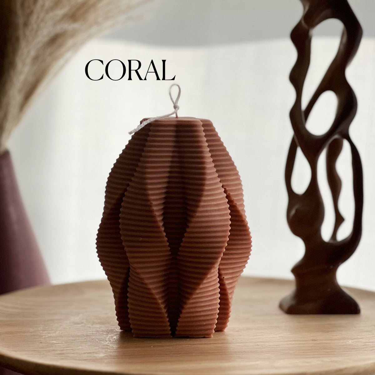 Grande bougie tourbillon striée en cire de soja : décoration géométrique abstraite