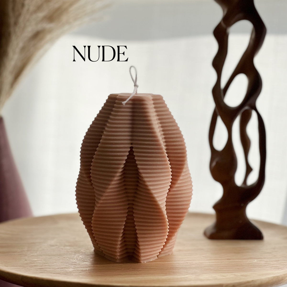 Grande bougie tourbillon striée en cire de soja : décoration géométrique abstraite